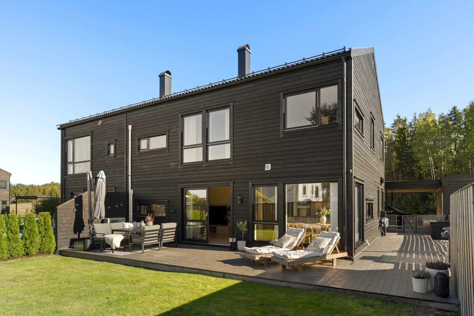 Boligen har en solrik markterrasse på ca. 53 kvmsom strekker seg langs fasaden fra sør til vest. Galleribilde