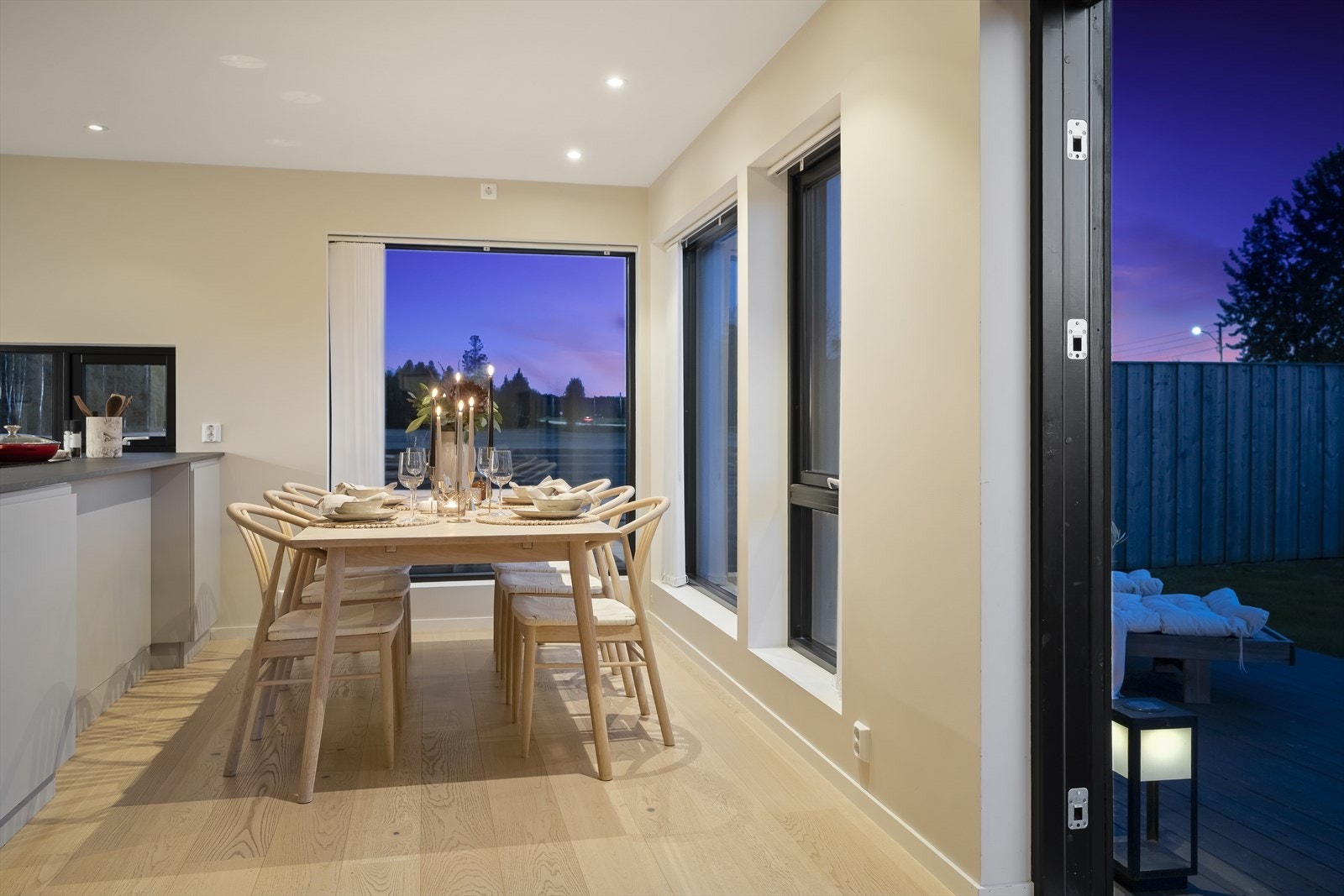 De store vindusflatene sørger for gode innvendige lysforhold og en hyggelig atmosfære. Galleribilde