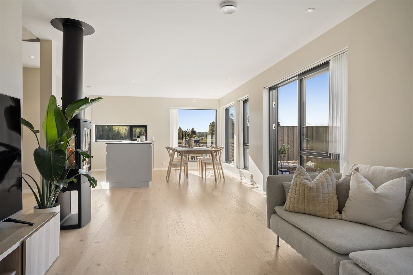 Stuen har god plass til både sofagruppe og spisebord. Galleribilde