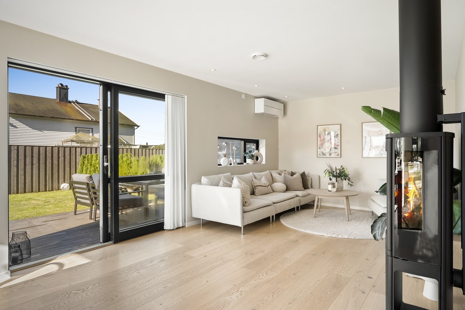 Fra stue/kjøkken er det utgang til vestvendt terrasse og hage. Galleribilde