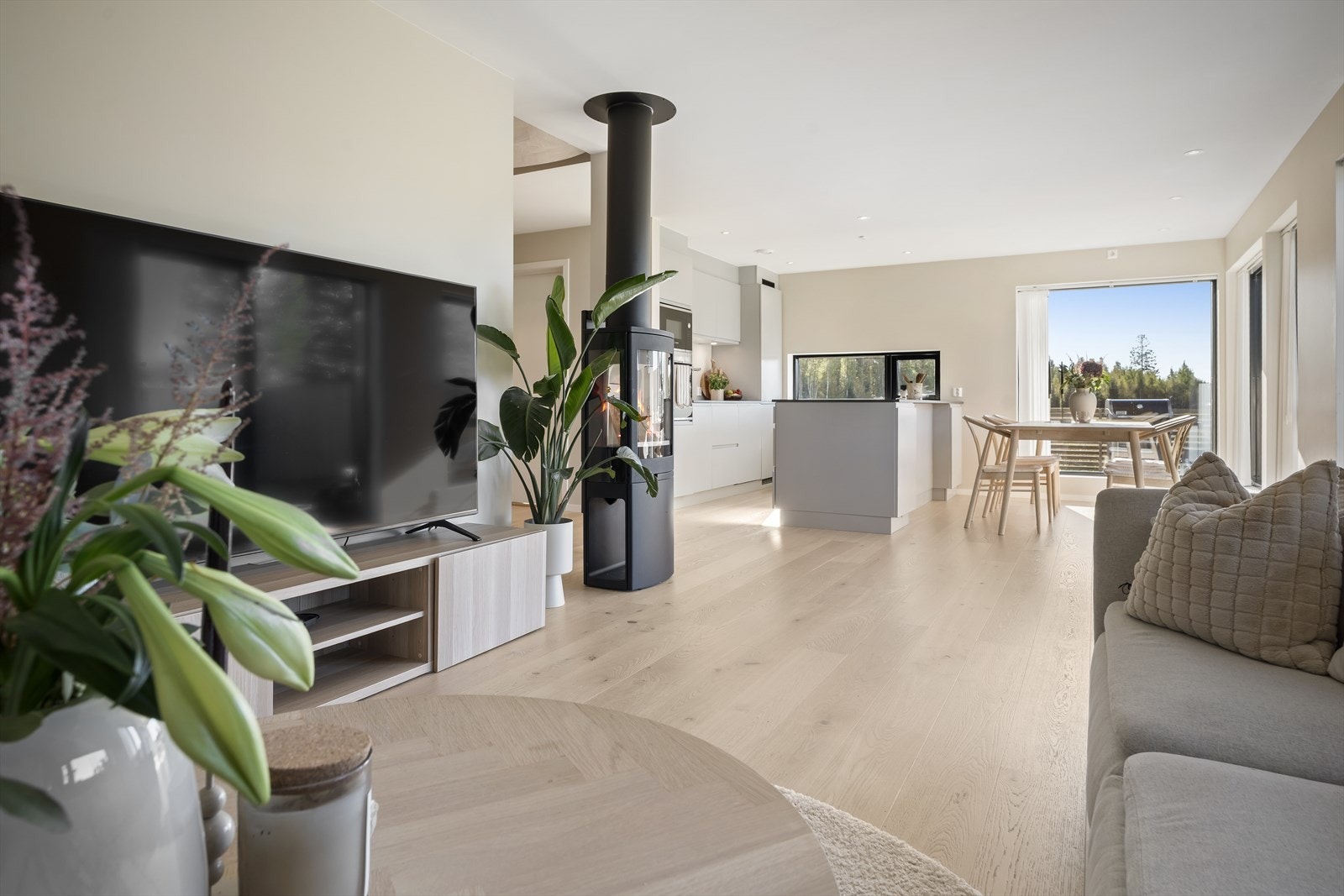 Åpen og sosial stue som fungerer godt til både hverdag og selskap. Galleribilde