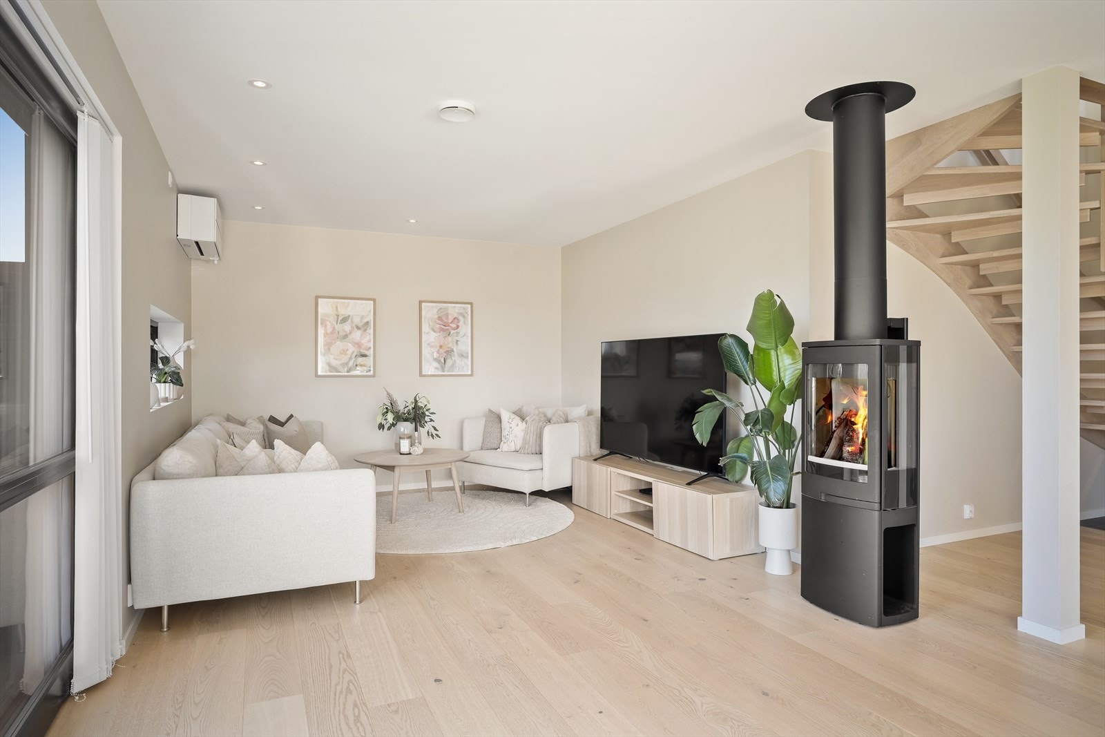 Stuen er vel gjennomført med lysmalte vegger og enstavs parkett som harmonerer i matchende fargetoner. Galleribilde