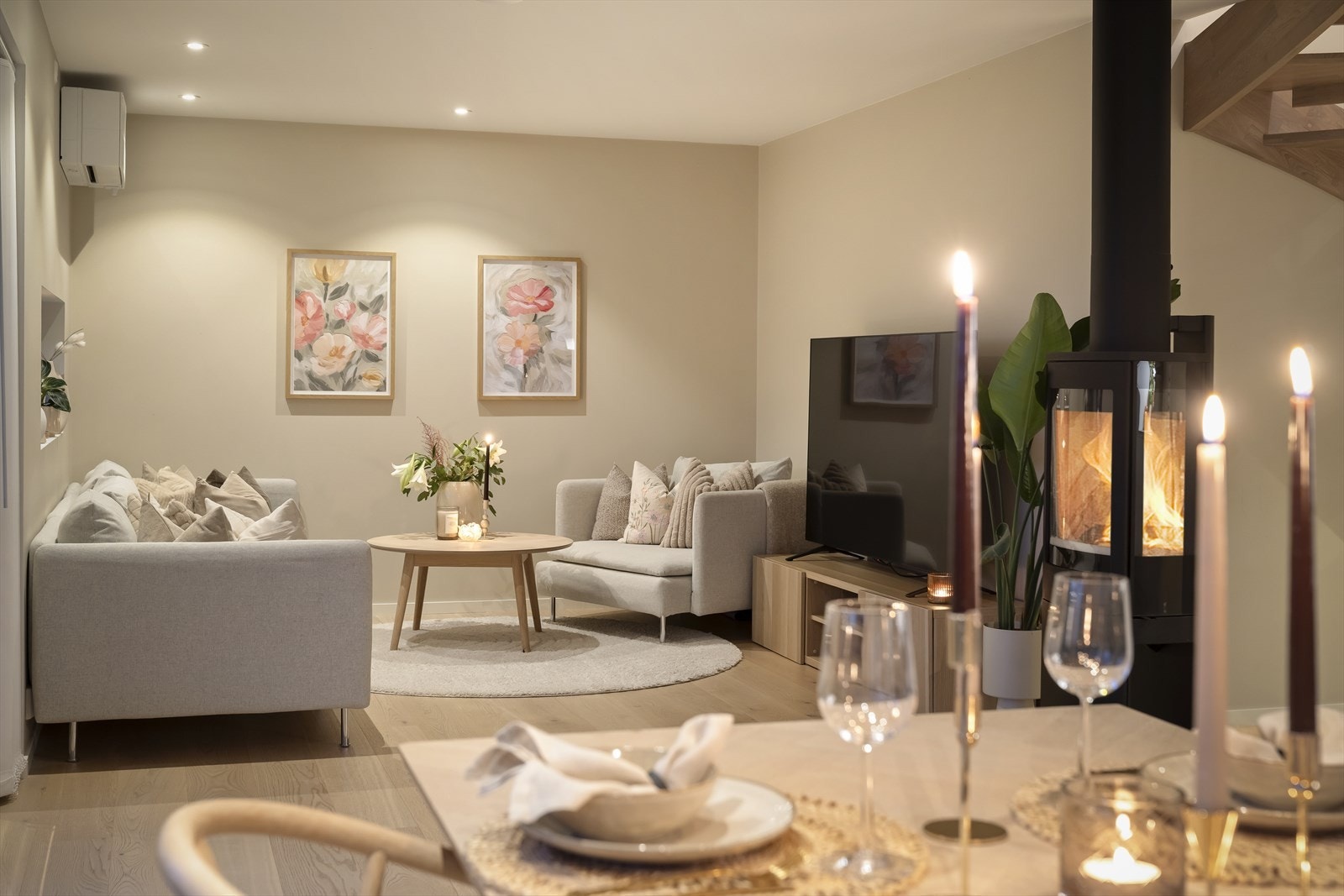 Det er installert en flott peis som varmer godt på kaldere dager og bidrar ellers med hygge når den er i bruk. Galleribilde