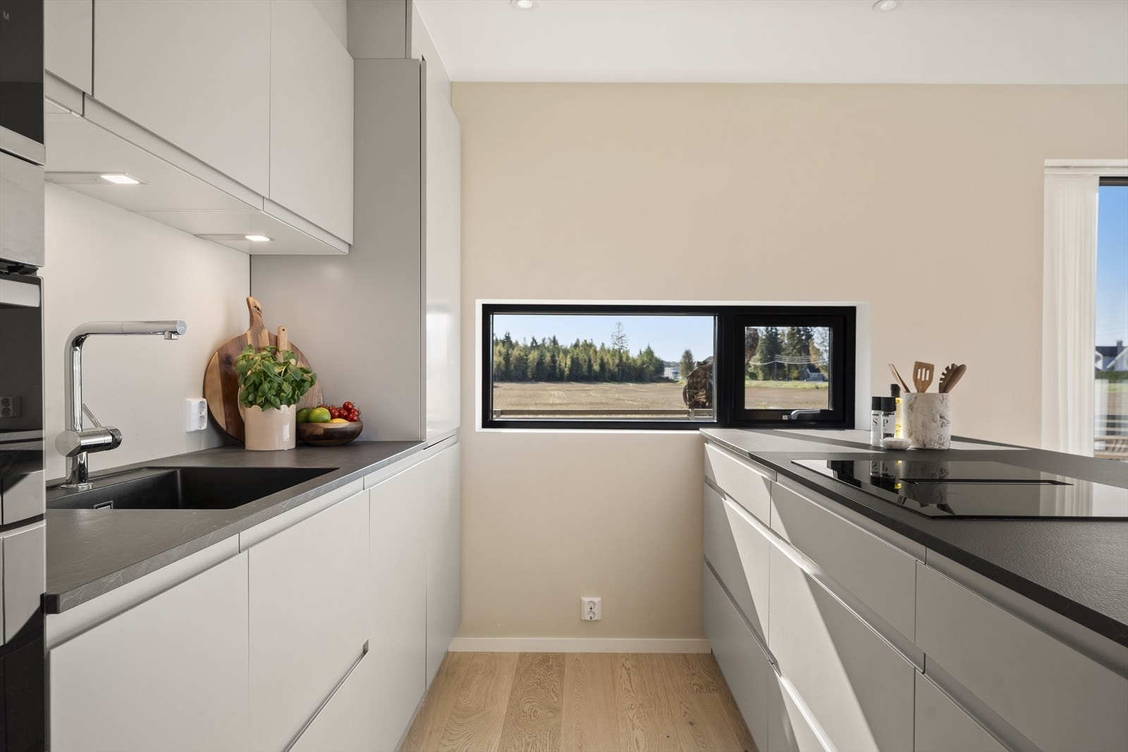 Kjøkkenet har rikelig med oppbevaringsplass og er utstyrt med integrert kombiskap (kjøl/frys), oppvaskmaskin, stekeovn, micro og induksjonstopp med integrert ventilator. Galleribilde