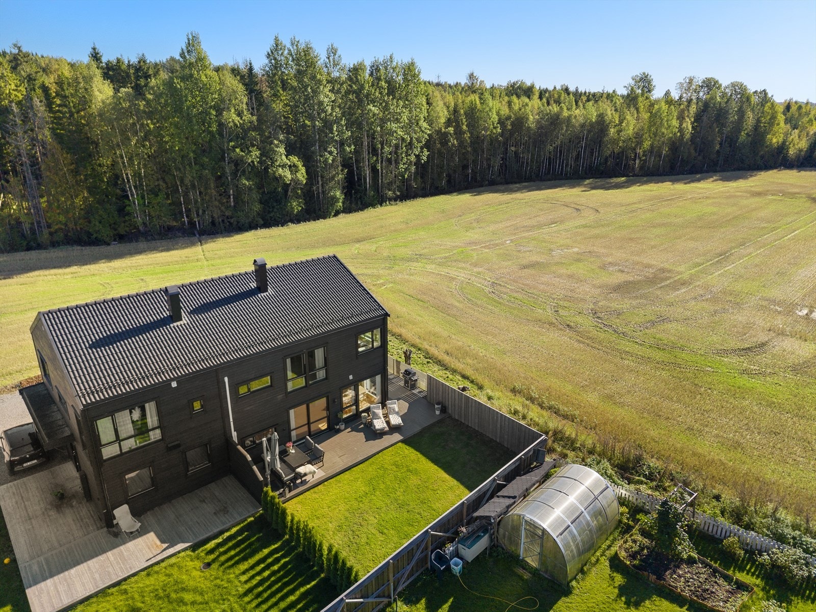 Skjermet uteområde med åpen og luftig beliggenhet mot jordbruks- og friarealer. Galleribilde