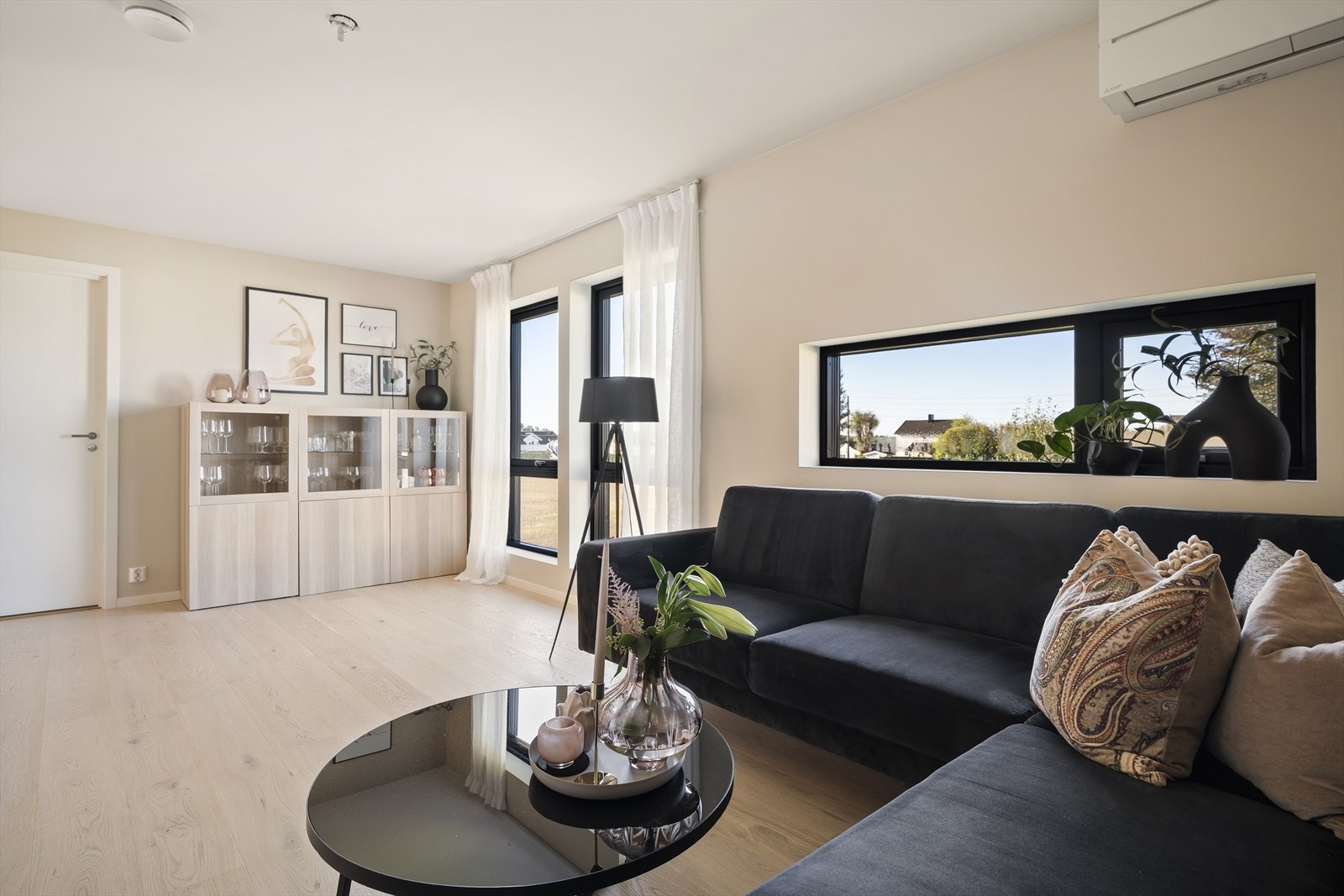 Lys loftstue med behagelig atmosfære og god romfølelse. Galleribilde