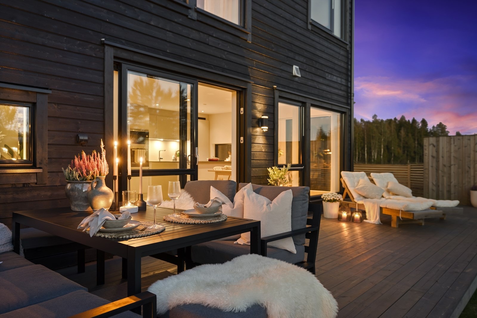 Stemningsfull terrasse og uteområde med fine lysforhold på kveldstid. Galleribilde