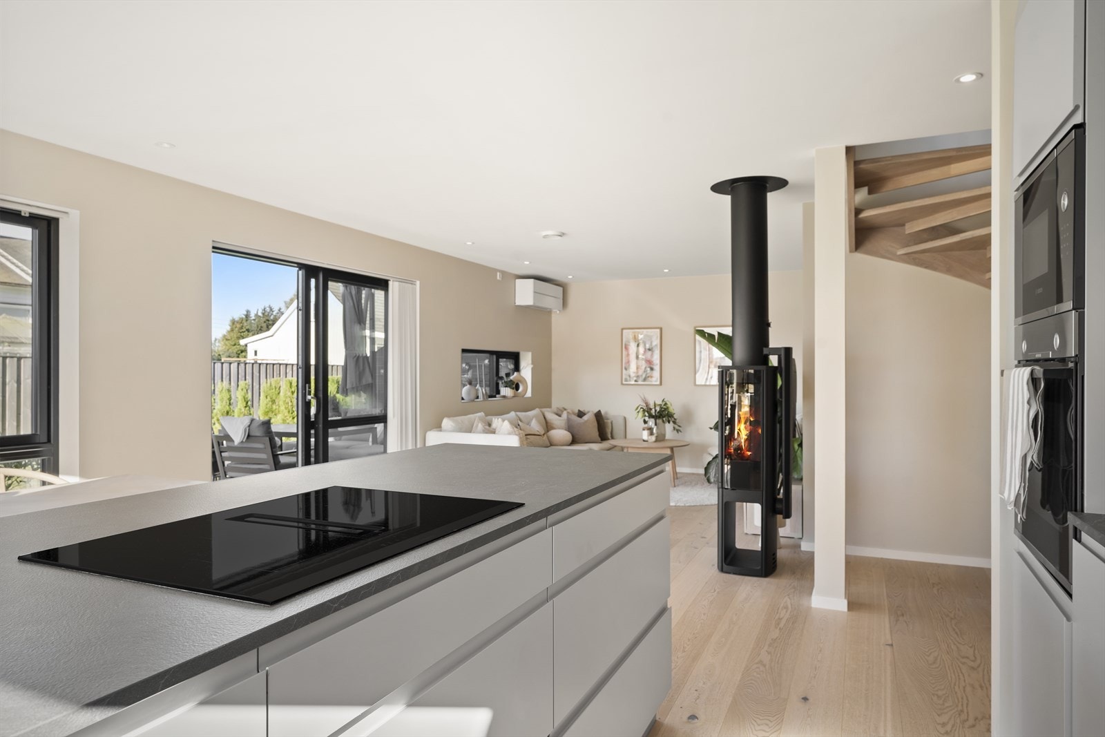 Moderne kjøkken fra byggeår med åpen løsning mot stue og spiseplass. Galleribilde