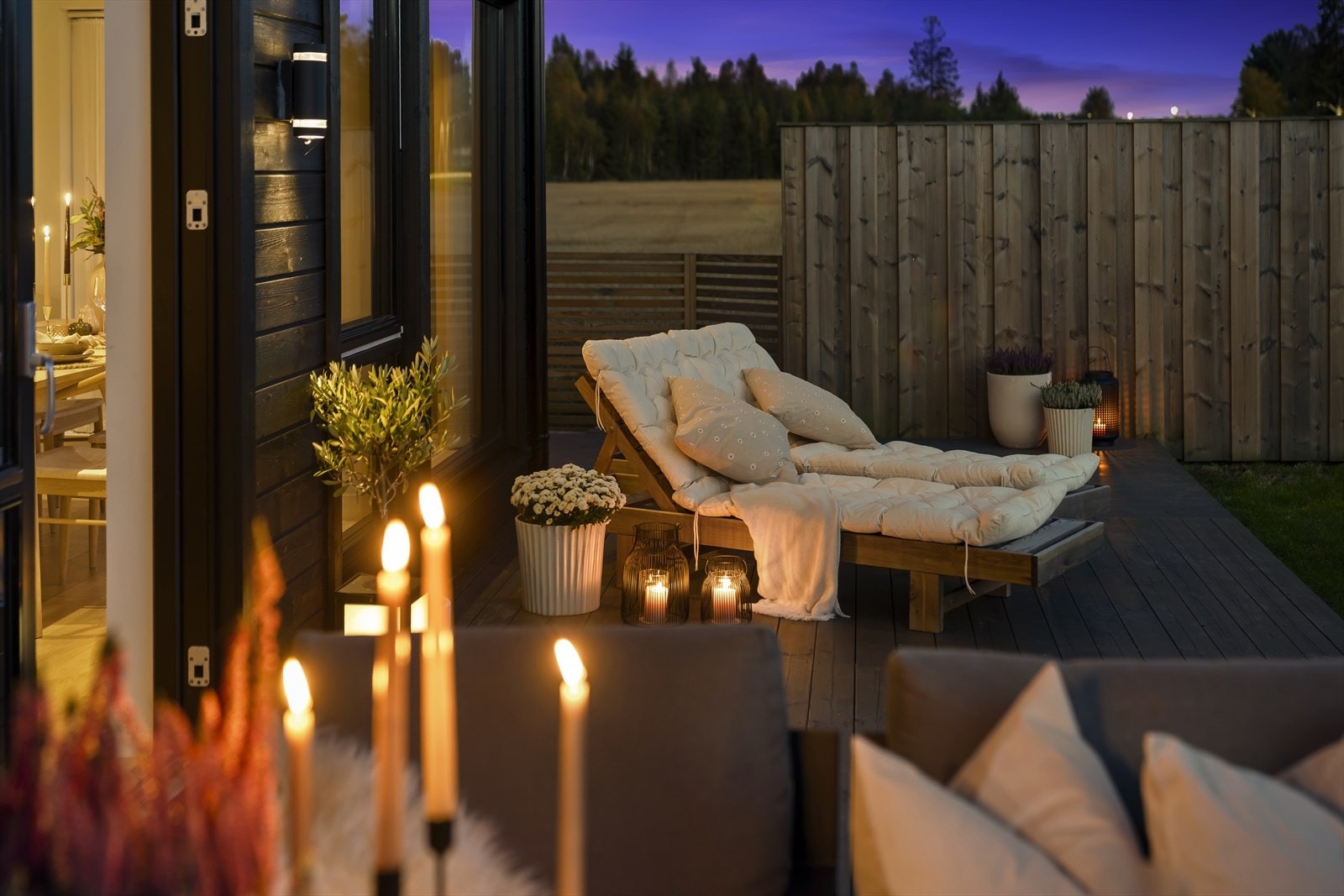 Hygge på terrassen med rolig kveldsstemning. Galleribilde