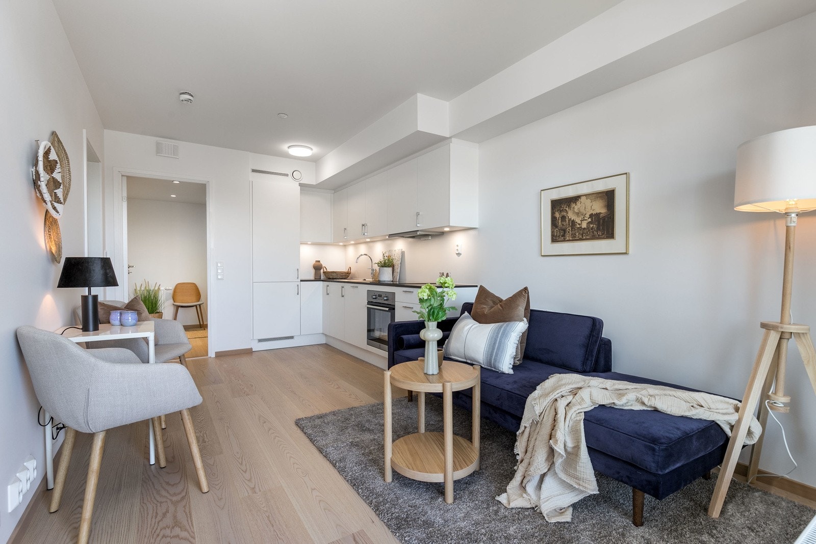 God plass til sofa med tilhørende TV-bord. Bilde fra leilighet L104. Galleribilde