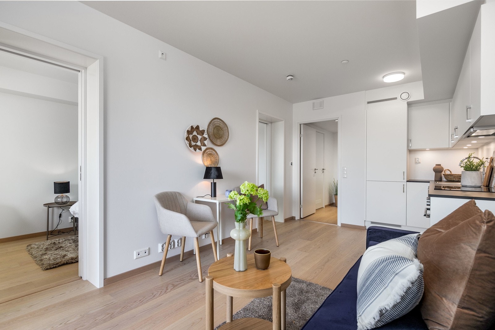 Fin avsatt plass til å sette inn spisebord mellom stuen og kjøkkenet. Bilde fra leilighet L104. Galleribilde