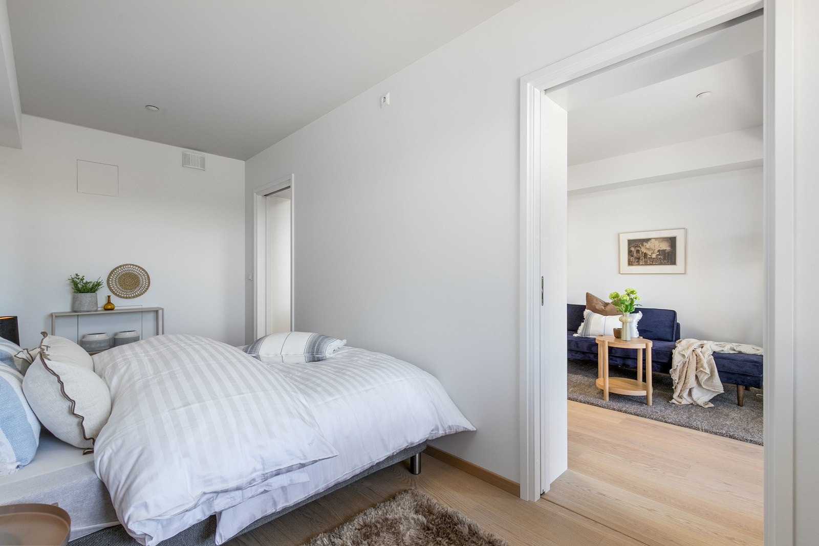 Soverommet har praktisk løsning, med utgang fra hver side av sengen. Bilde fra leilighet L104. Galleribilde