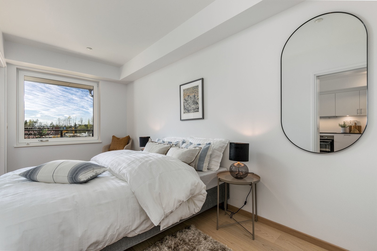 Lyst og innbydende soverom med god plass til en dobbeltseng. Bilde fra leilighet L104. Galleribilde