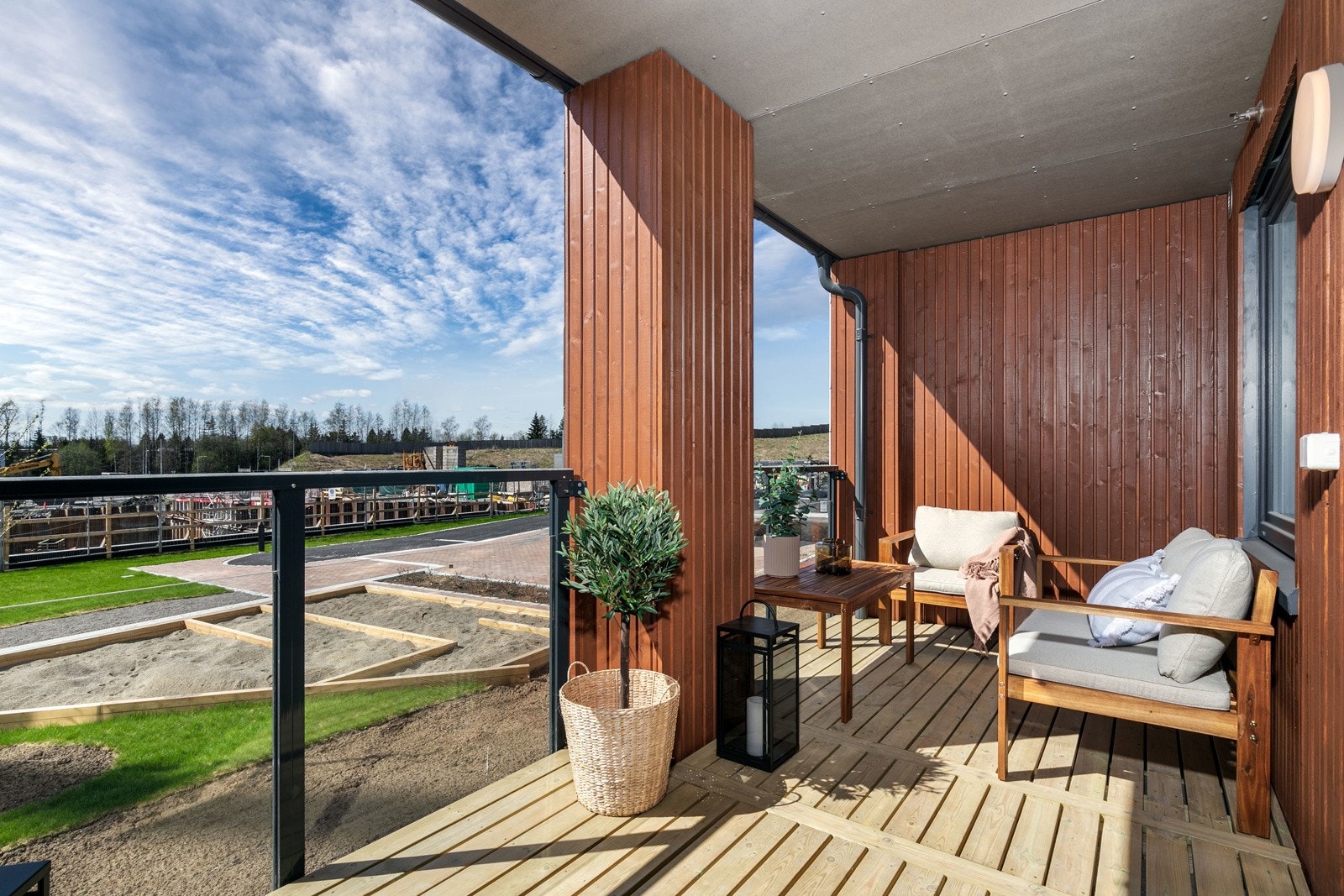 Utgang til en sydvestvendt balkong på 10 kvm. Bilde fra leilighet L104. Galleribilde