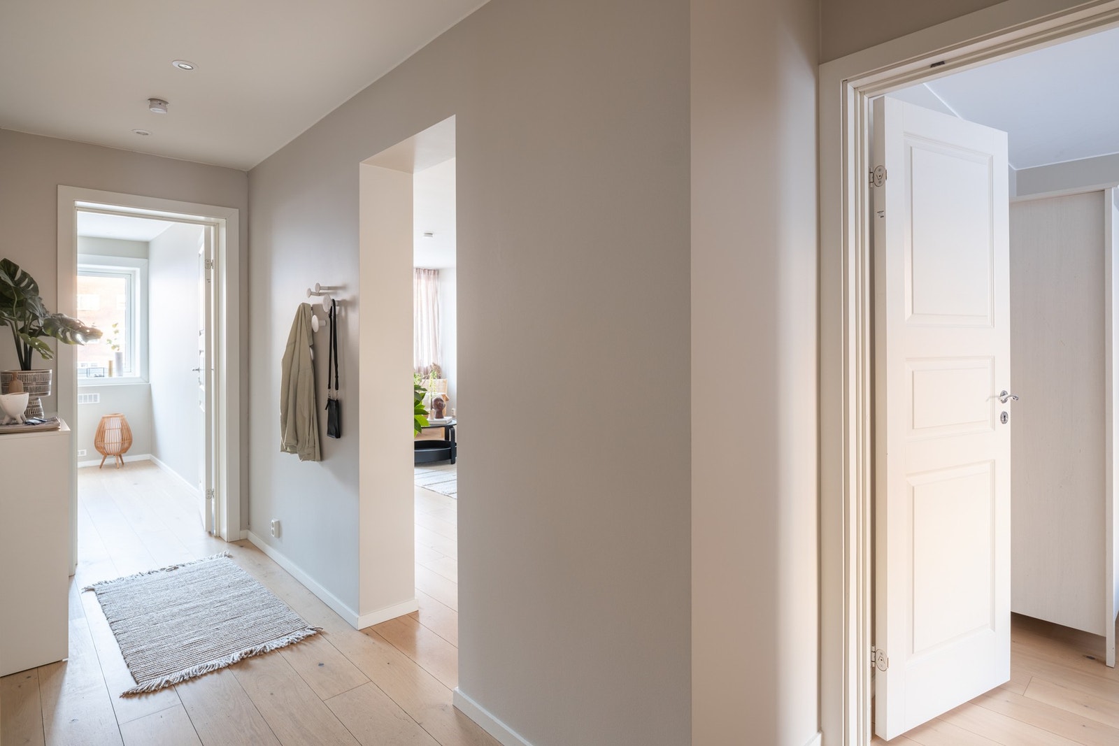 Alle rommene bindes naturlig sammen i entréen, som skaper en god flyt gjennom boligen. Galleribilde