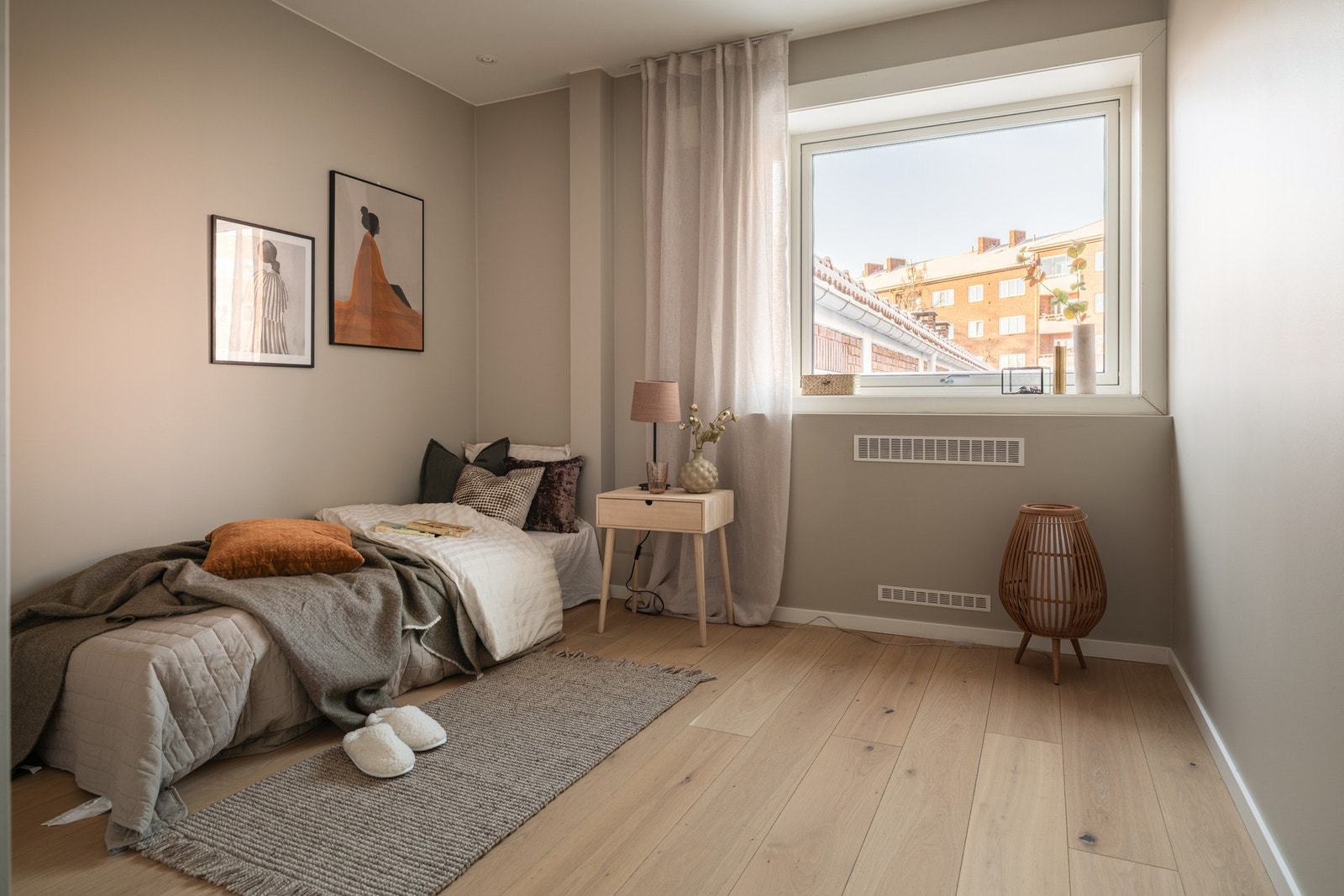 Soverom 2 er også av god størrelse. Det er plass til dobbeltseng og tilhørende nattbord. Galleribilde