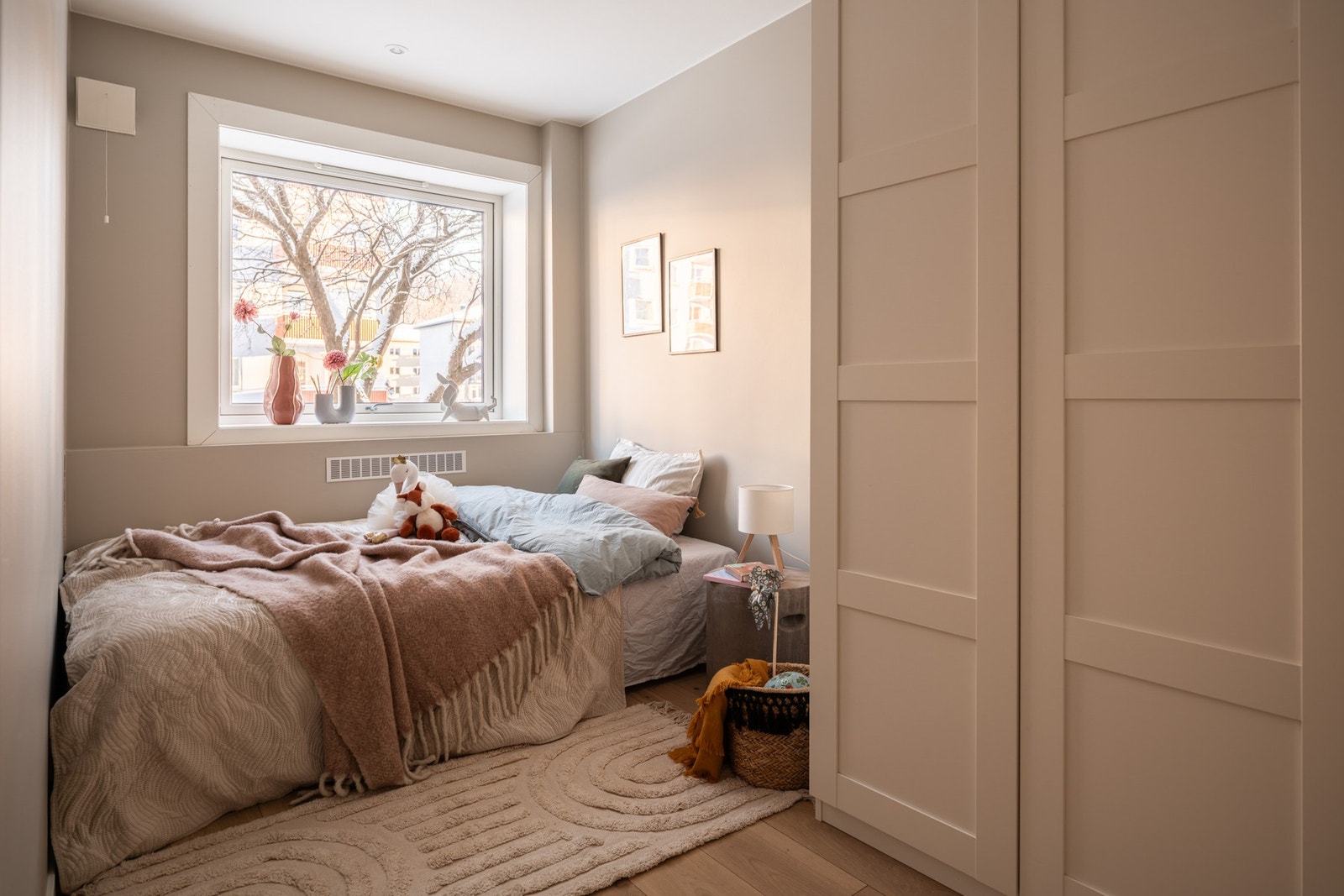 Soverom 3 kan enkelt tilpasses ulike behov, fra barnerom og gjesterom til hjemmekontor. Med tre soverom og sentral beliggenhet er leiligheten også et perfekt utleieobjekt. Galleribilde