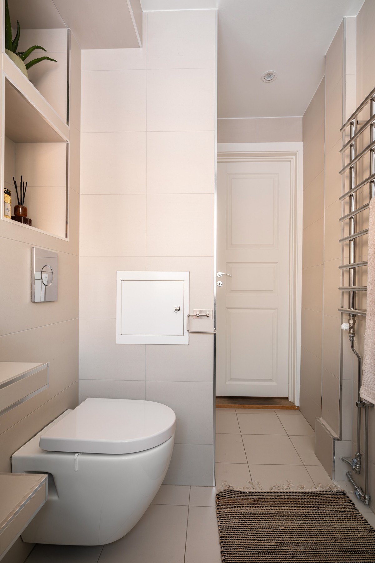 Badet har godt med oppbevaringsplass i veggskap og innfelte hyller, samt en praktisk håndkletørker. Galleribilde