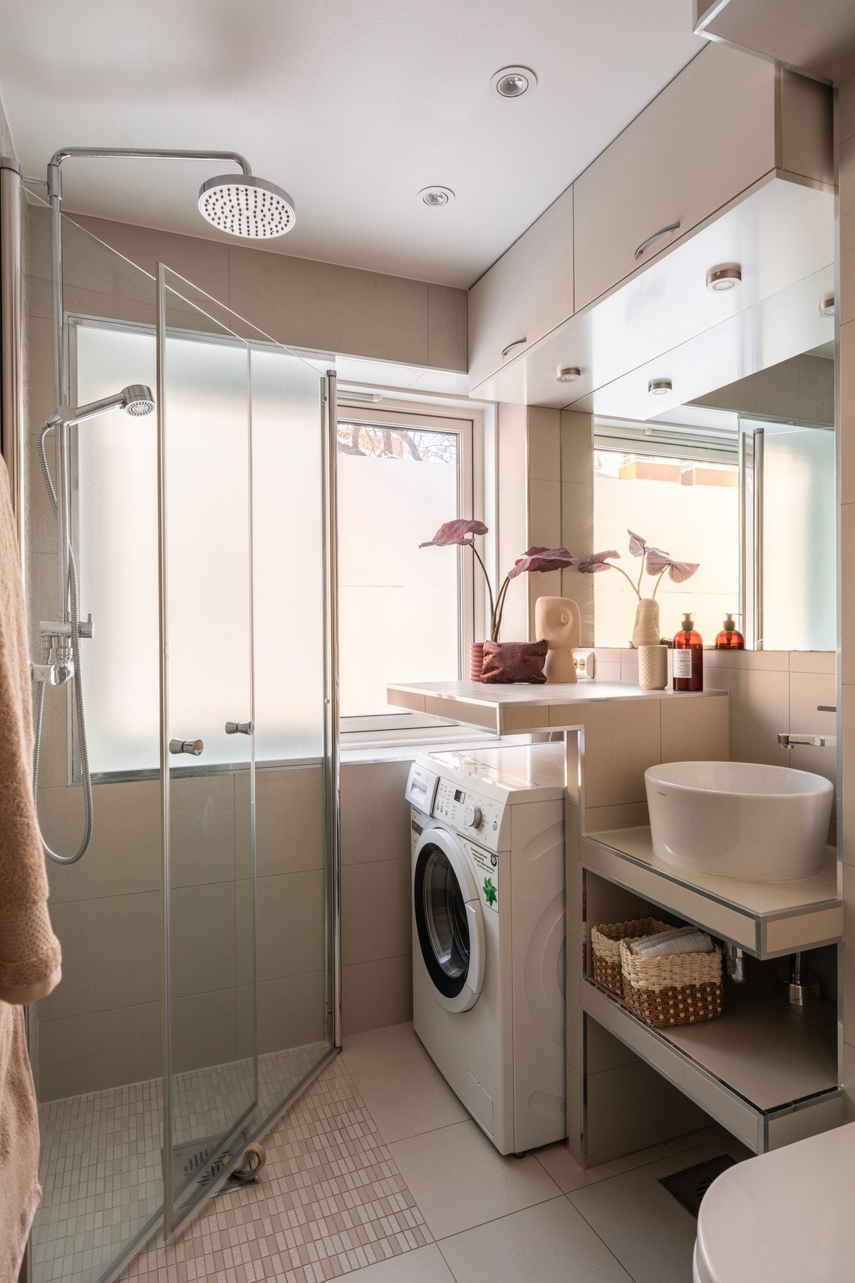 Pent, flislagt bad pusset opp i 2015. Badet har opplegg for vaskemaskin og varmekabler i gulv. Galleribilde