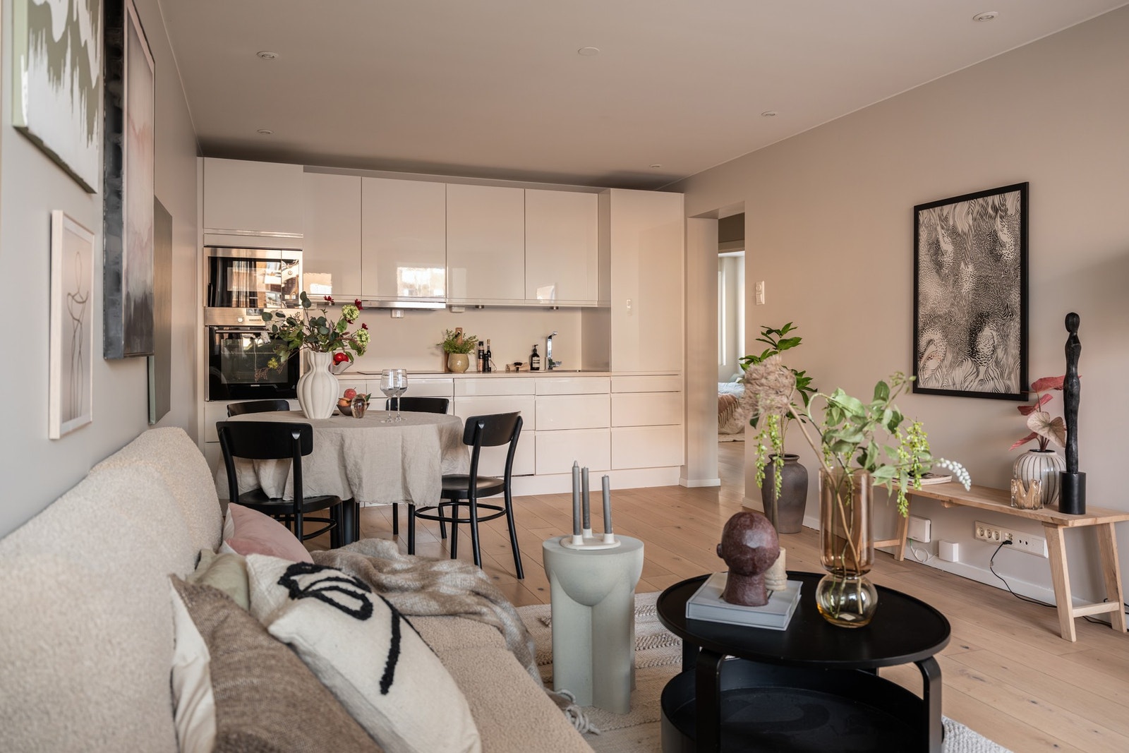 Leiligheten har en gjennomgående planløsning som gir lys og romfølelse fra start til slutt. Dagslyset strømmer naturlig gjennom hele boligen. Galleribilde