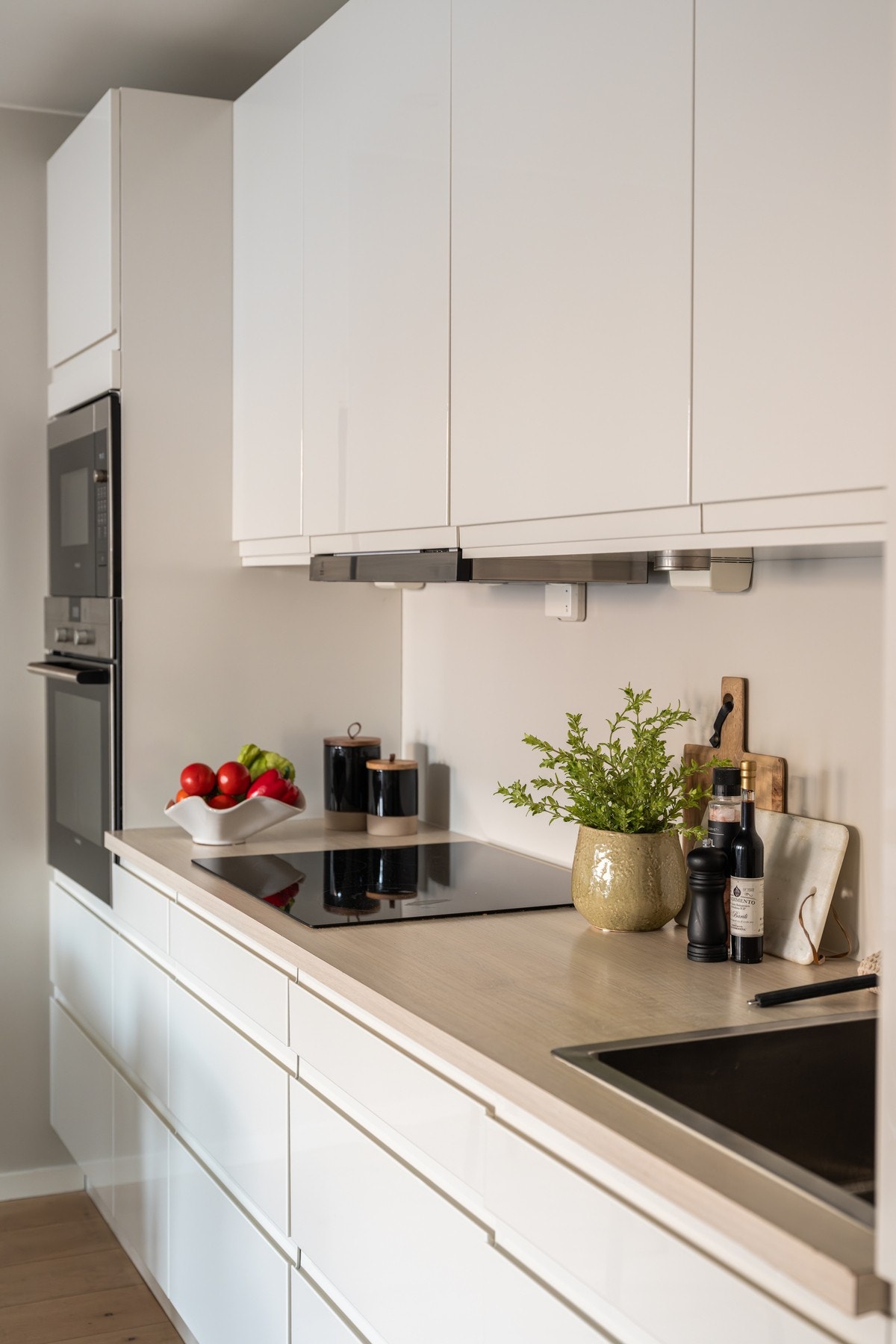 Rikelig med skap og benkeplass gir god oversikt og funksjonalitet for både hverdagsmat og større måltider. Galleribilde