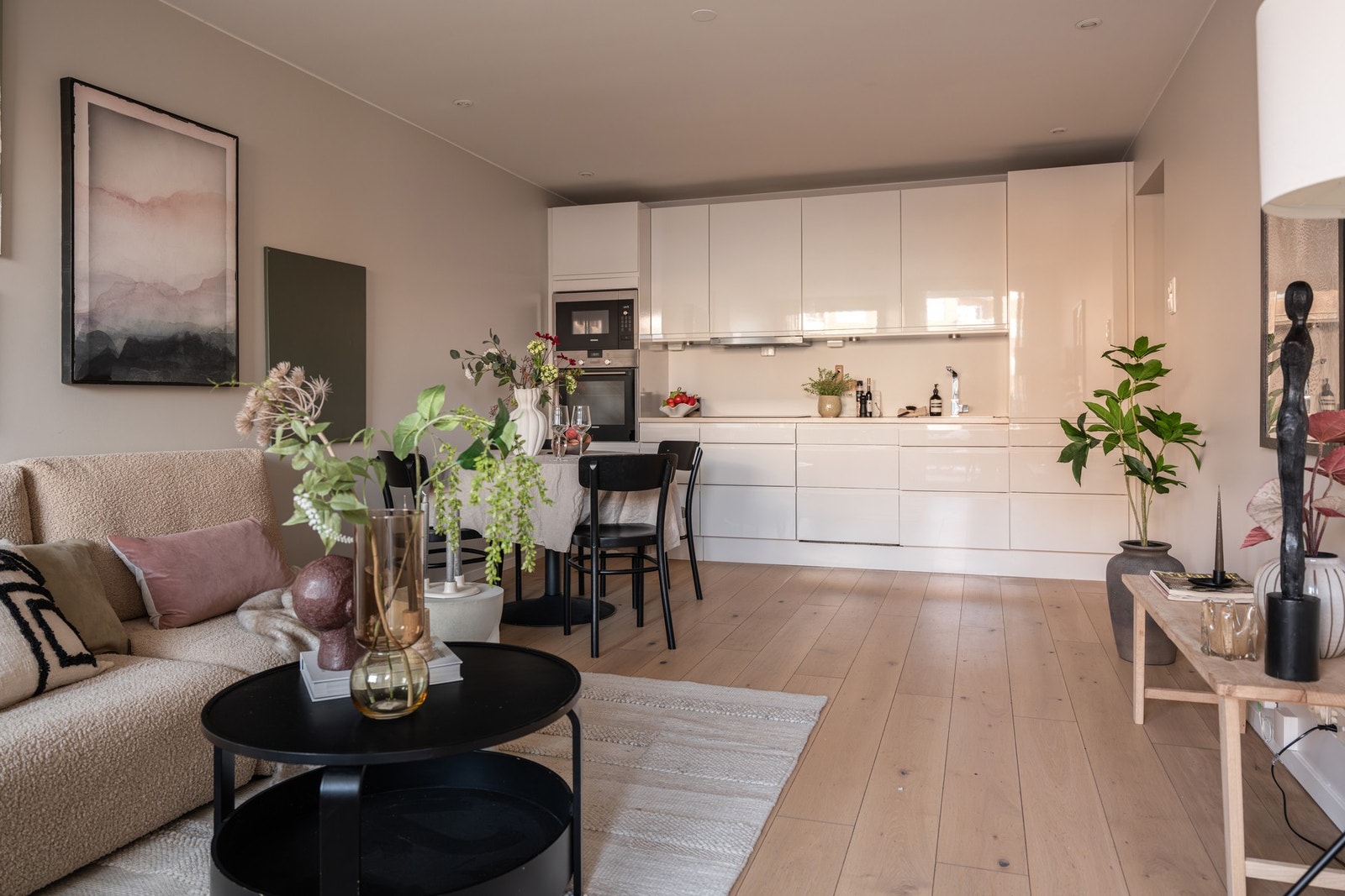 Kjøkkenet ligger i sosial og åpen løsning til stuen. Galleribilde