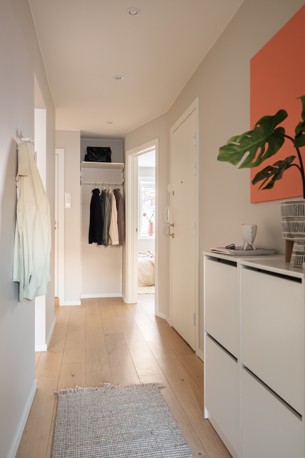 Lys og innbydende entré med plass for å henge fra seg yttertøy. Galleribilde