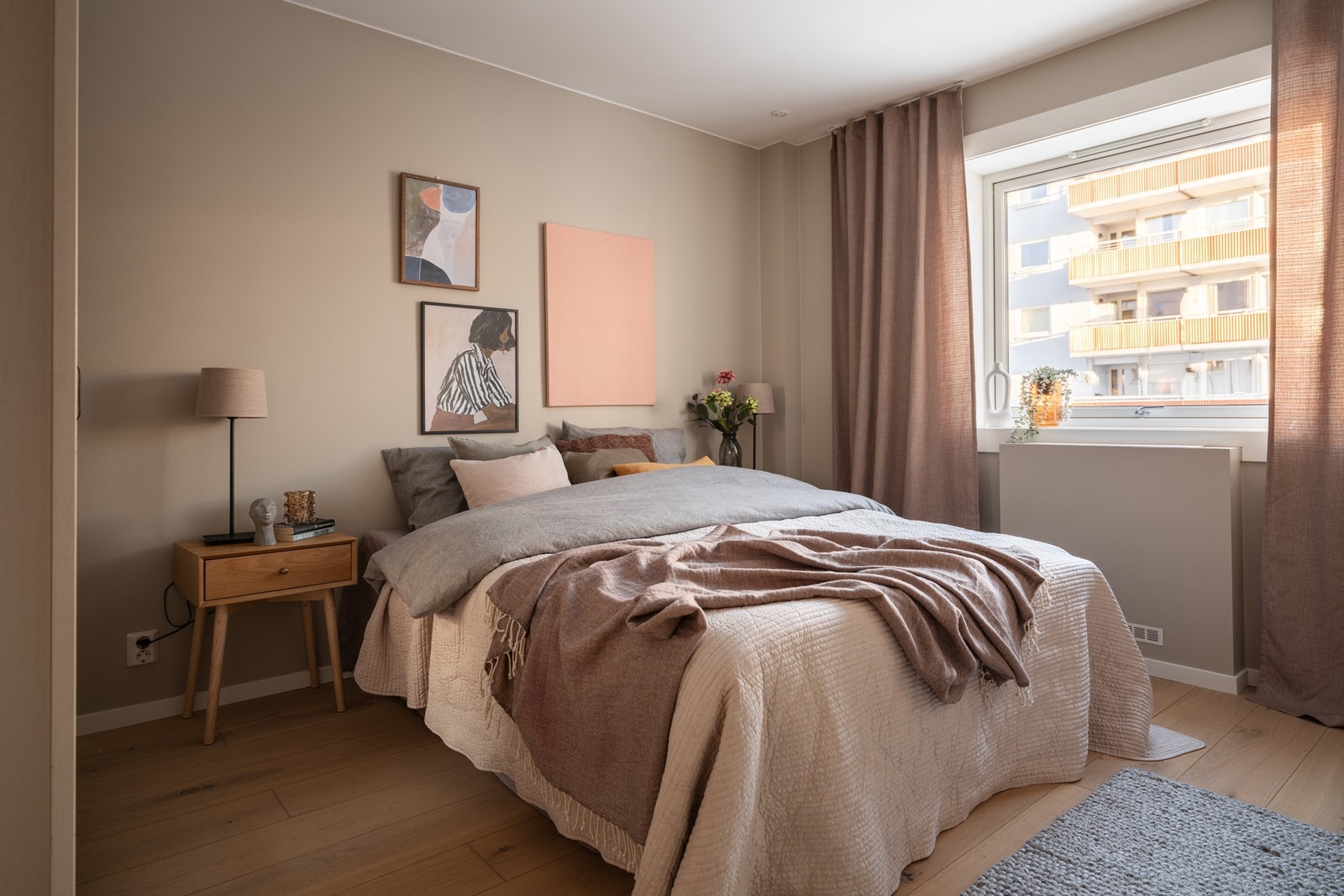 Hovedsoverommet oppleves romslig og luftig med store vinduer som gir en åpen og behagelig atmosfære. Galleribilde