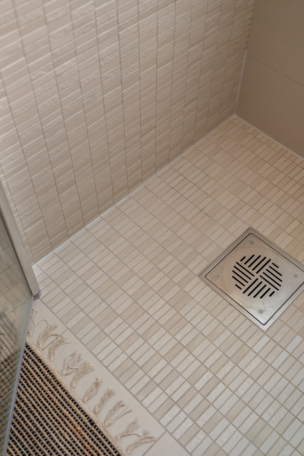 Legg merke til de lekre flisene i dusjsonen! Galleribilde