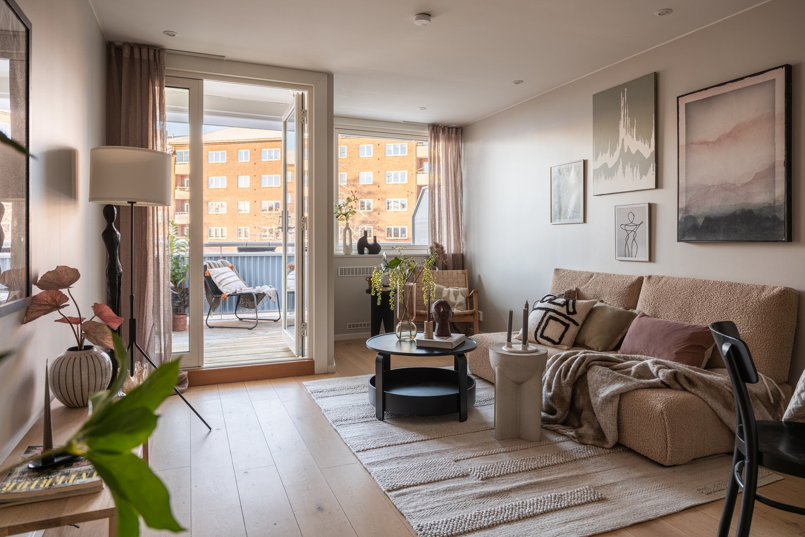 Stuen er et lyst og behagelig samlingspunkt med god plass til både avslapning og sosiale stunder. Galleribilde