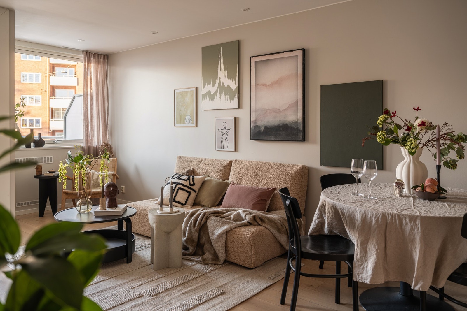 Stuens gode utforming gjør det enkelt å møblere etter eget ønske. Galleribilde