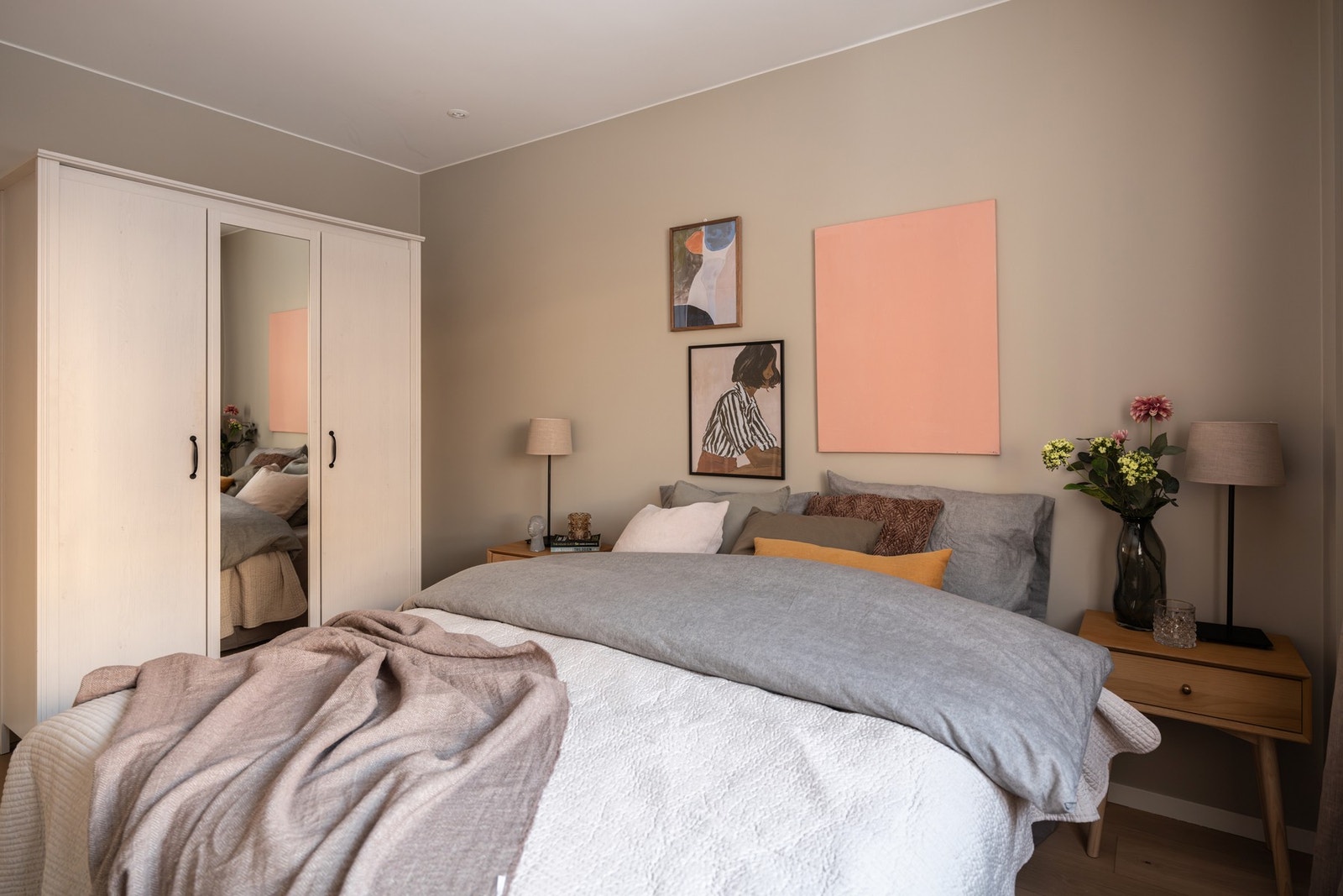 Rommet har godt med klesoppbevaringsplass i stort garderobeskap. Galleribilde