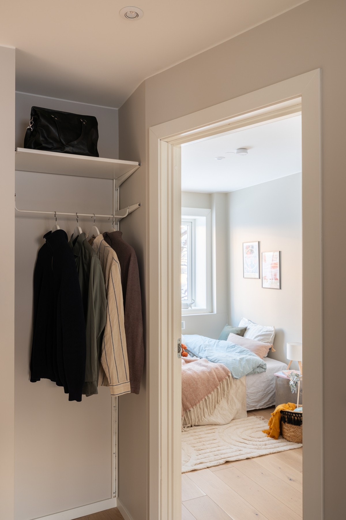 Praktisk nisje for oppheng av yttertøy. Galleribilde