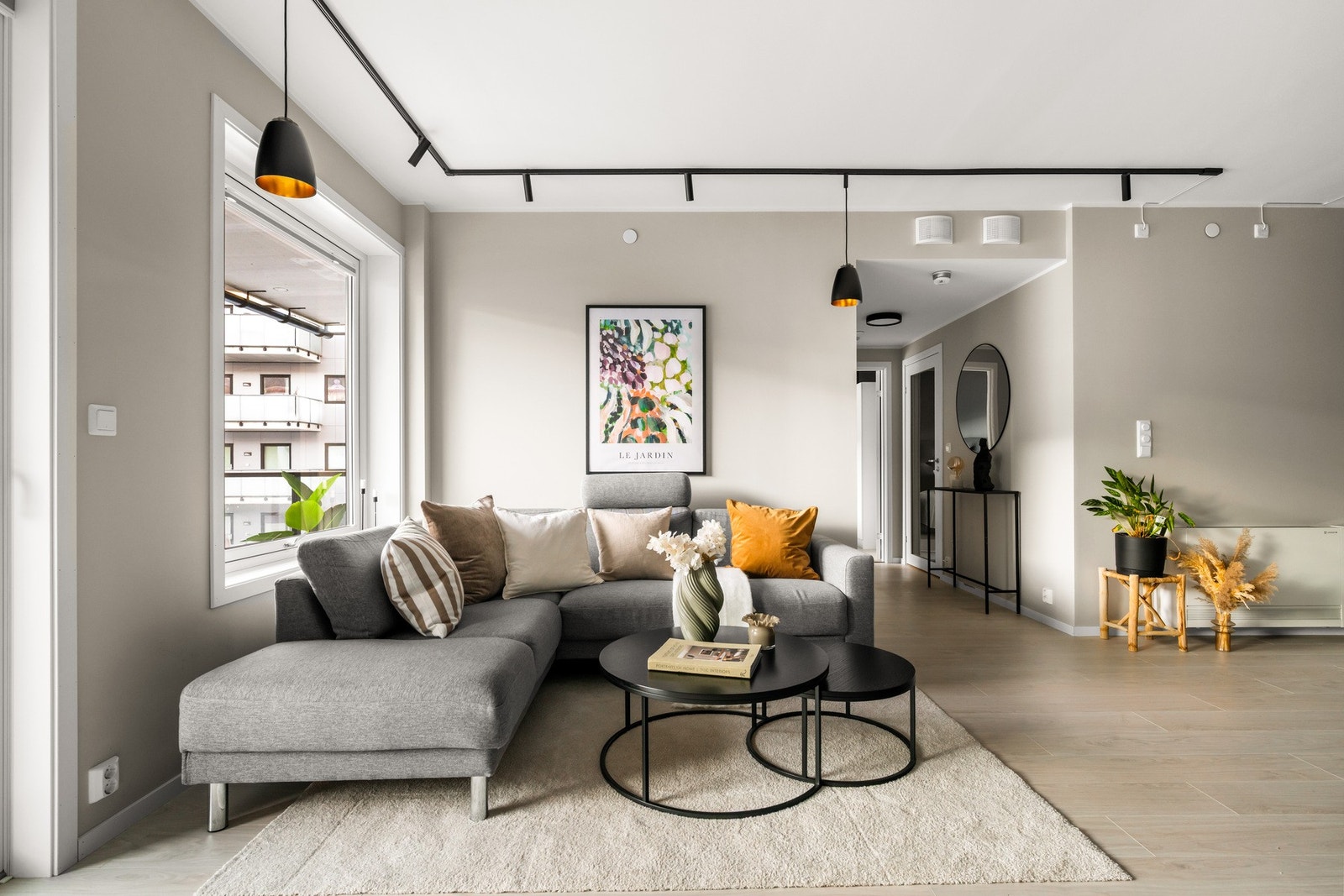 I stuen har man god plass til sittegruppe. Galleribilde