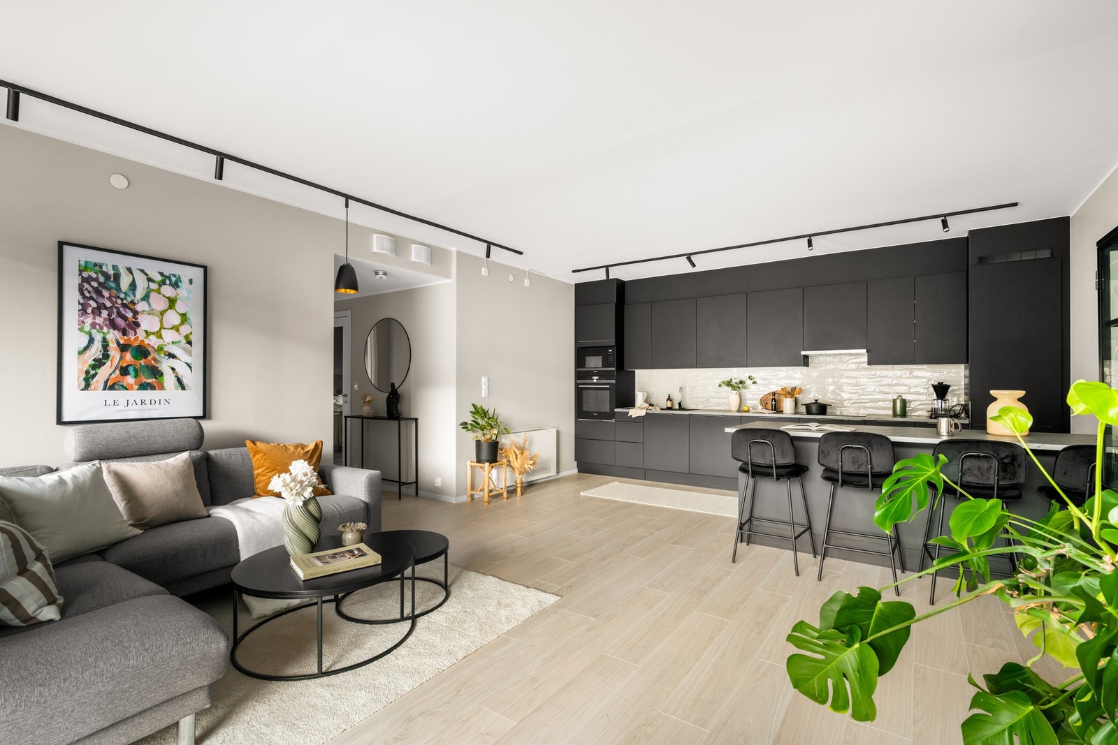 Med balansert ventilasjon i leiligheten og varmekonvektor i stuen oppnås et komfortabelt inneklima. Galleribilde