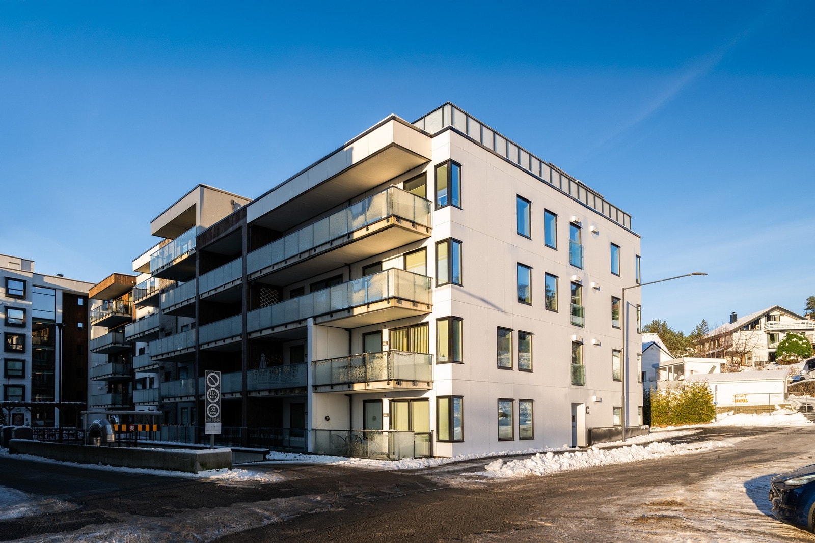 Leiligheten har adkomst fra felles trappeoppgang, og bygget er utstyrt med heis. Galleribilde