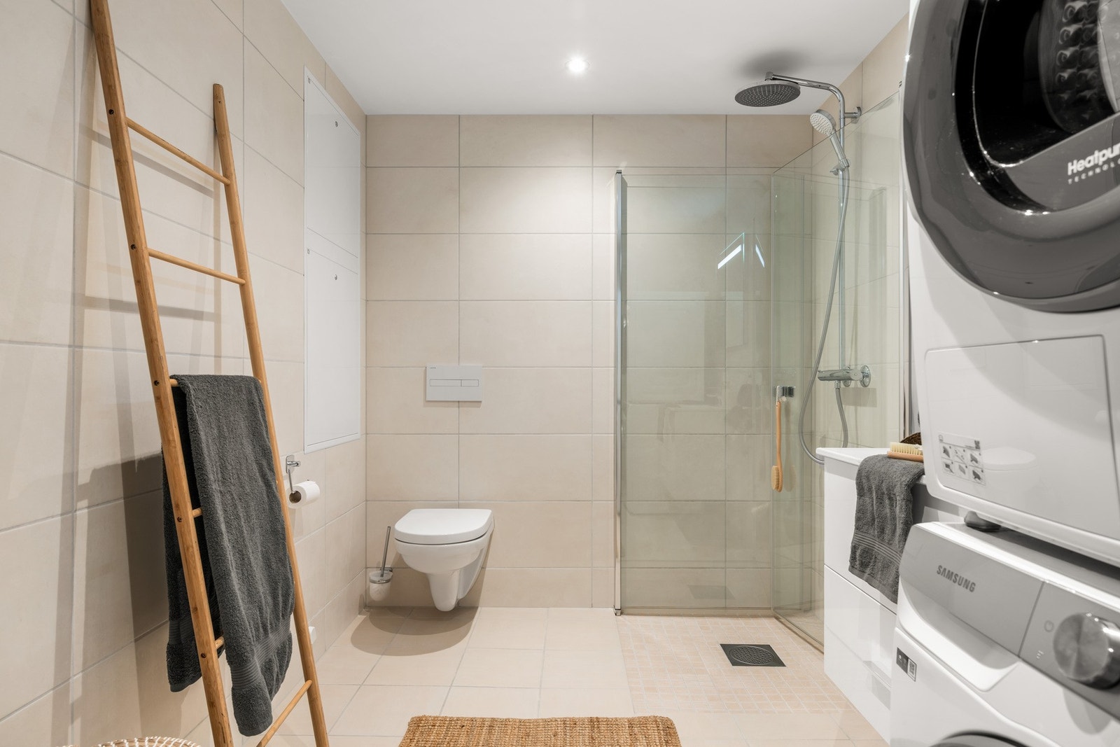 Fra entréen er det inngang til helfliset bad/vaskerom med varmekabler. Galleribilde
