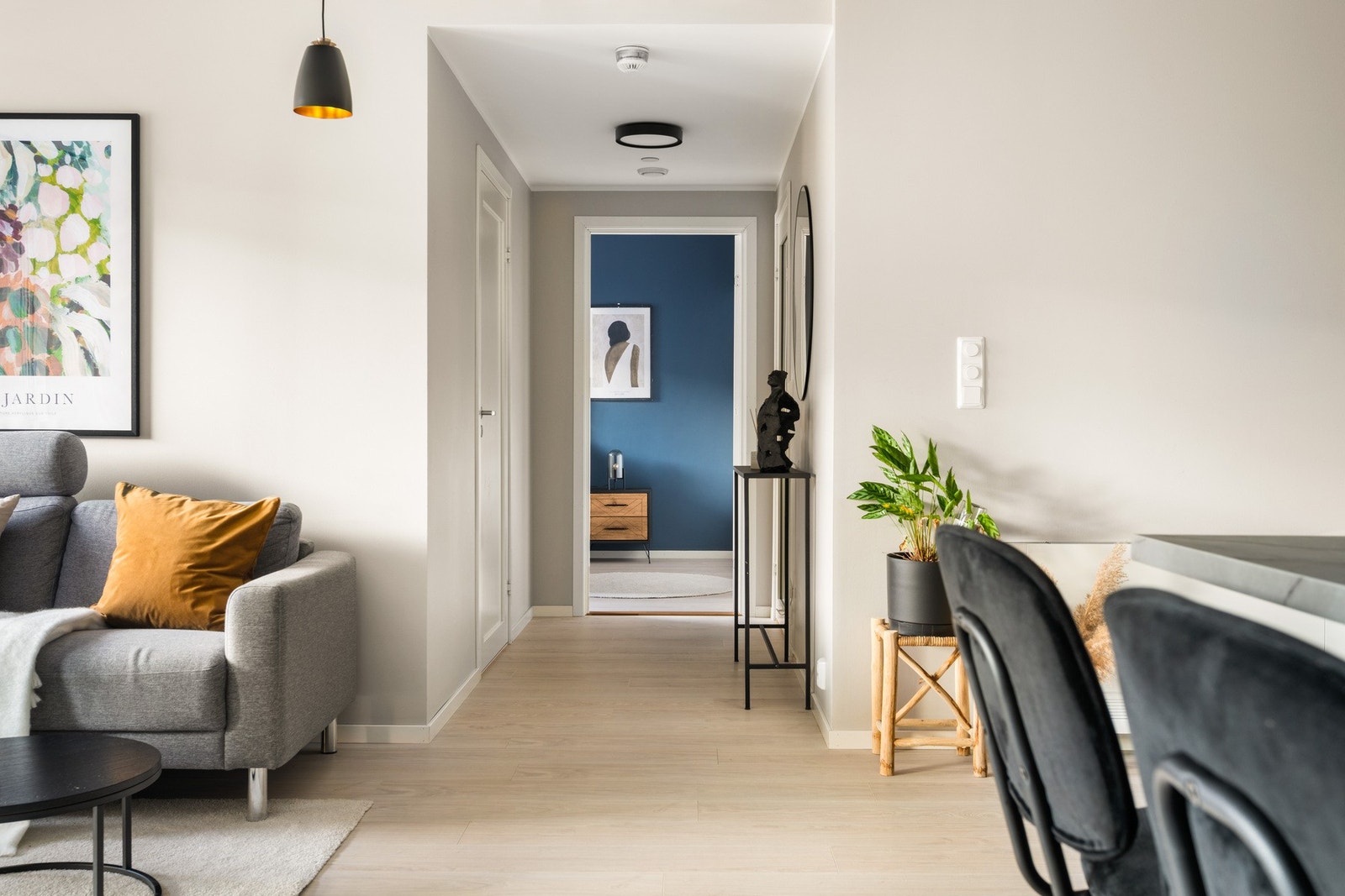 Videre inn i leiligheten kommer inn til et lyst og innbydende stue/kjøkkenrom. Galleribilde