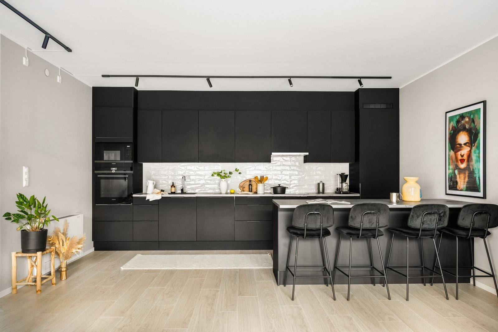 Den åpne planløsningen mellom stue og kjøkken gjør at det er enkelt å gjøre justeringer. Kanskje man ønsker å bytte ut kjøkkenøy med spisebord? Galleribilde