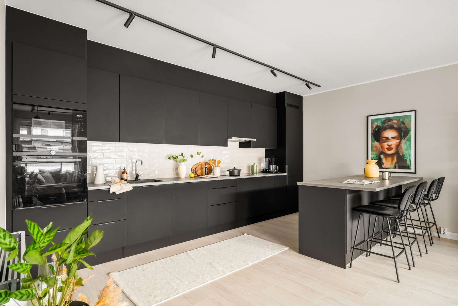 På kjøkkenet har man mye plass til oppbevaring. Galleribilde