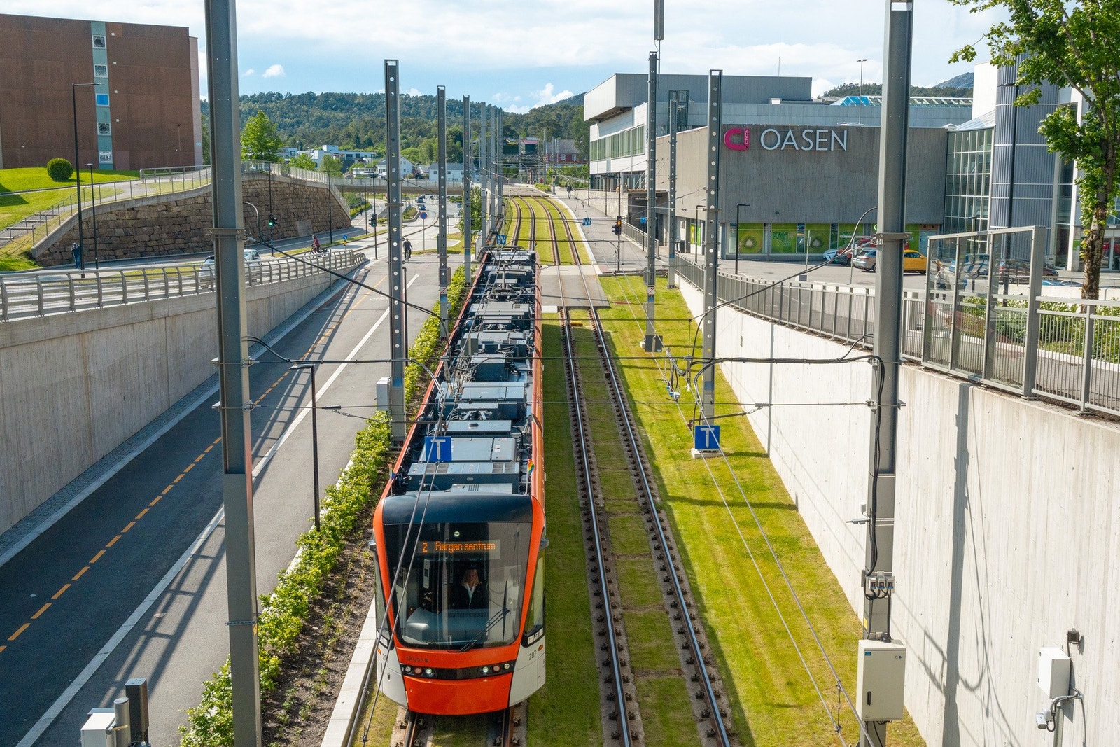 Bybanen like ved med enkel forbindelse til både sentrum og flyplassen. Galleribilde