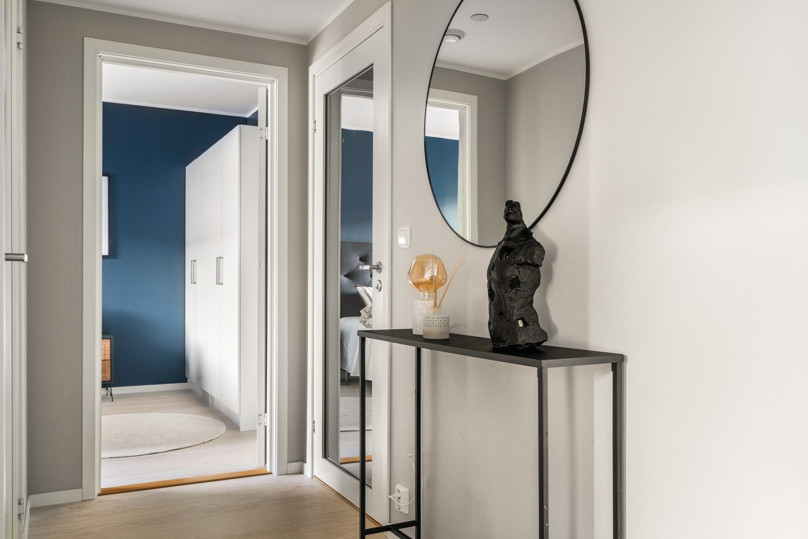 Dør som skiller entré og bad/vaskerom fra resten av leiligheten. Galleribilde