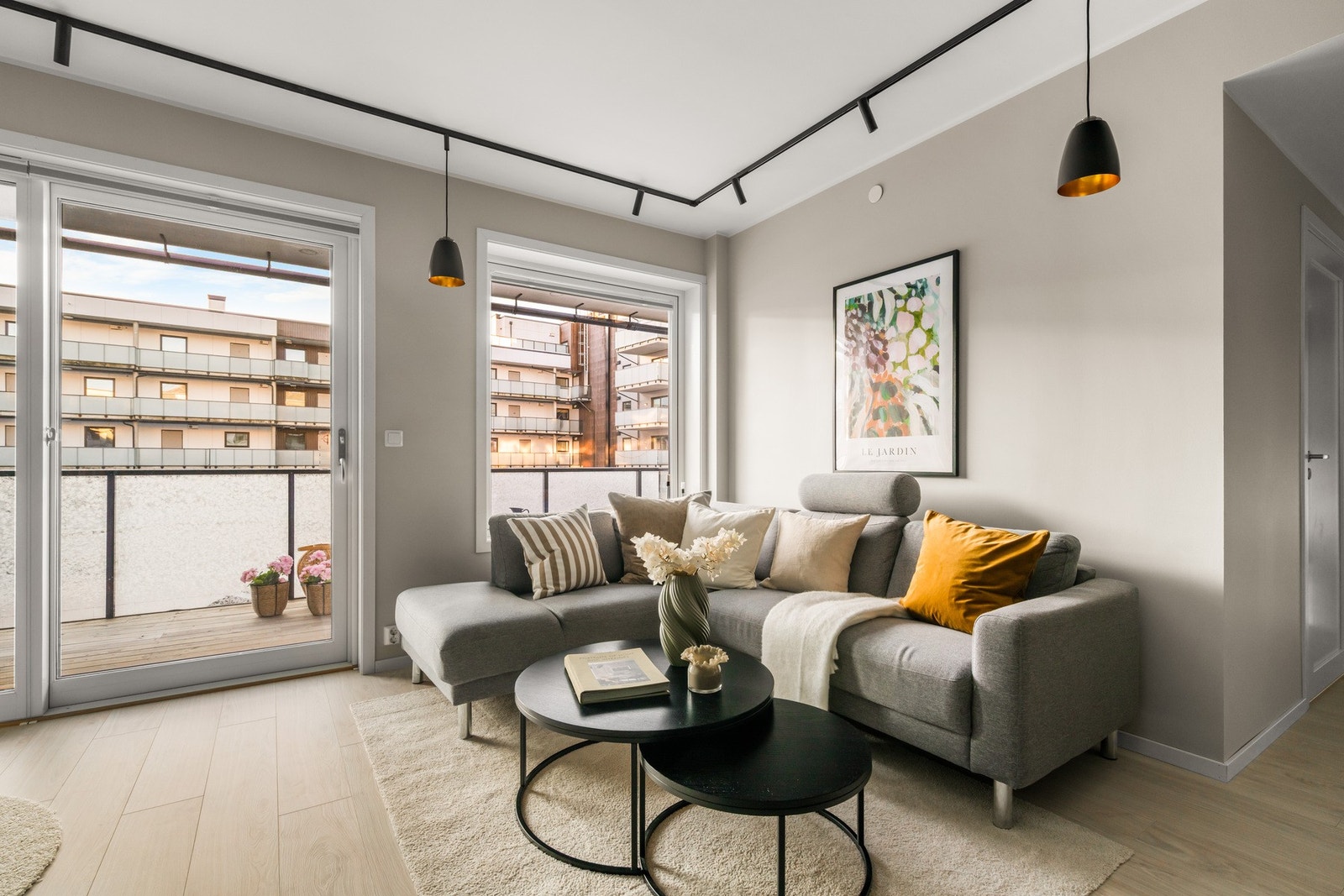 De store vinduene gir godt med naturlig lysinnslipp. Galleribilde