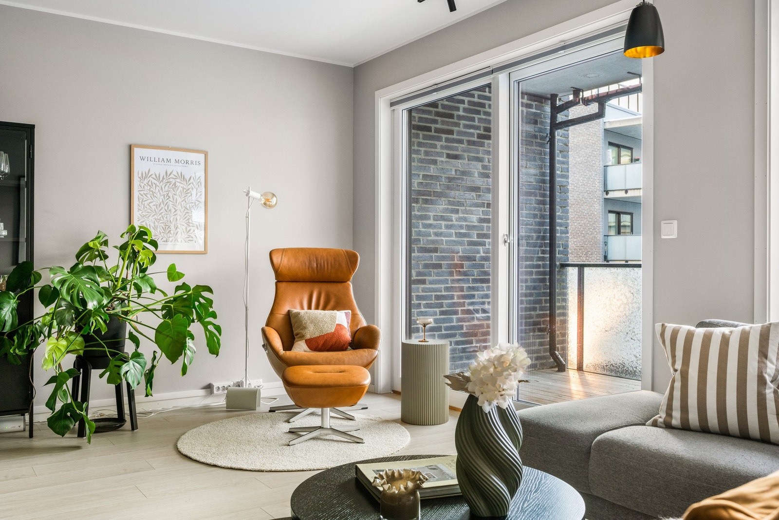 Fra stuen har man utgang til balkong. Galleribilde