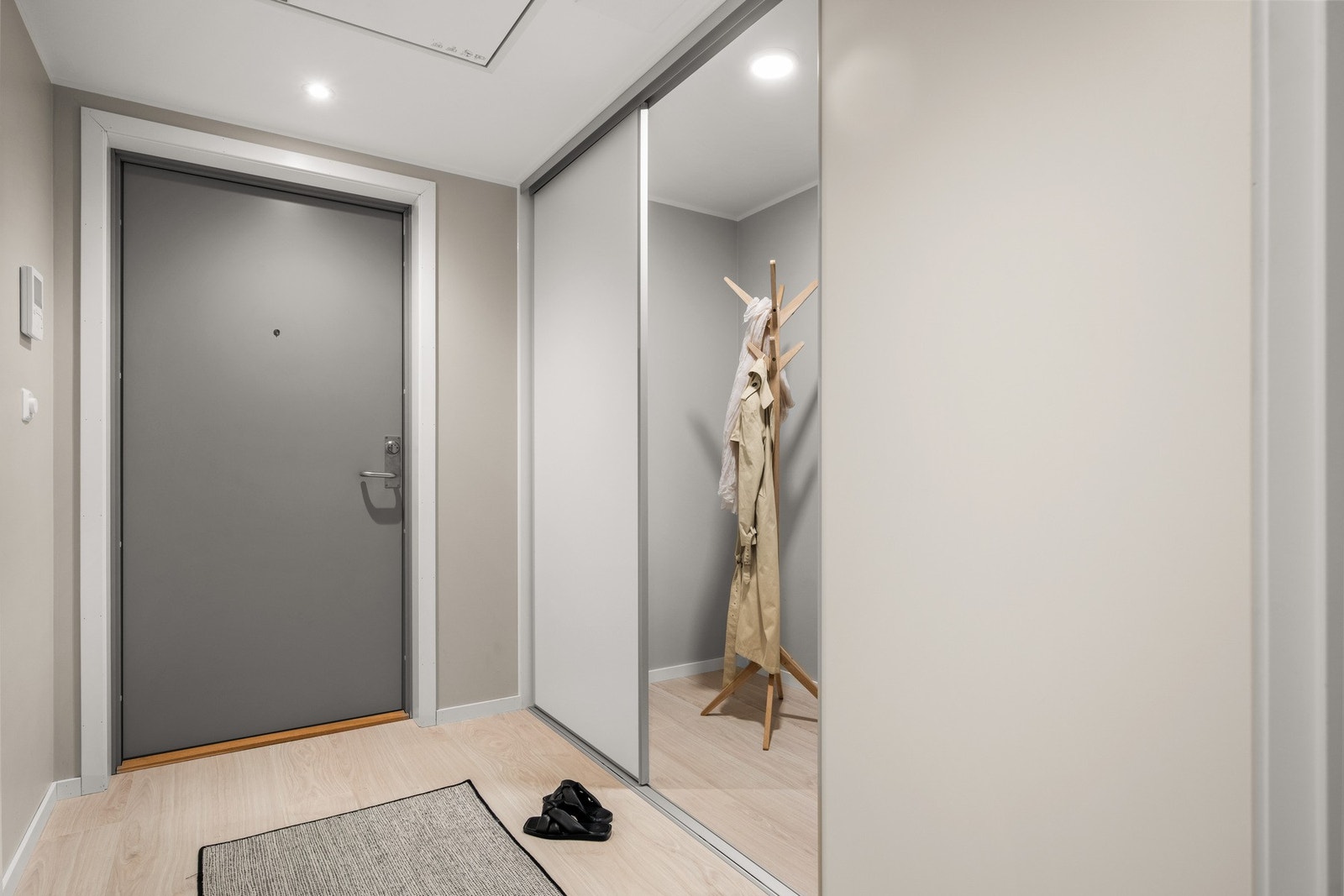 Velkommen inn! Det første som møter deg er en lys og romslig entré på 7,2 m². Galleribilde