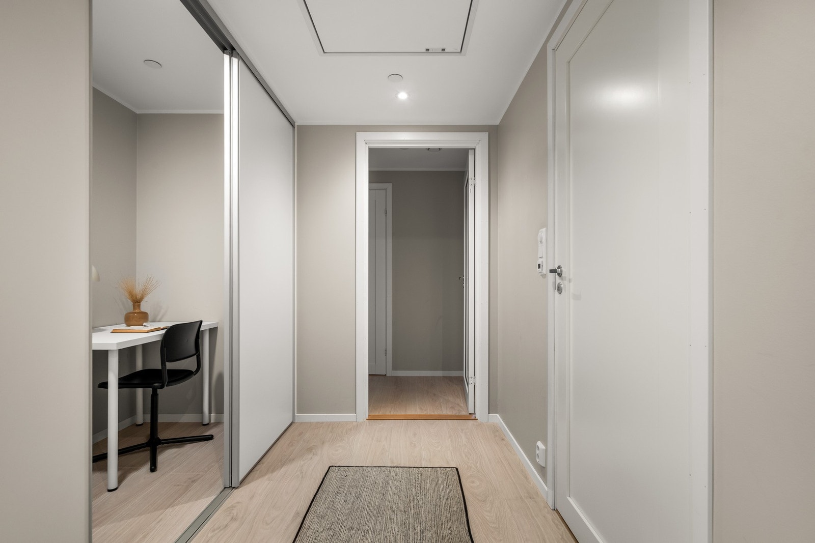 Her er det gode oppbevaringsmuligheter for yttertøy, sko og annen oppbevaring. Galleribilde