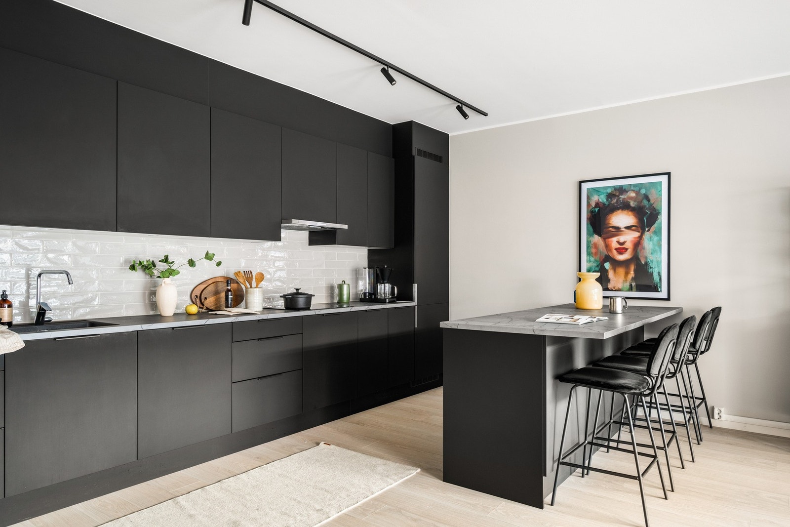 Kjøkkeninnredning med slette fronter og laminat benkeplate. Galleribilde