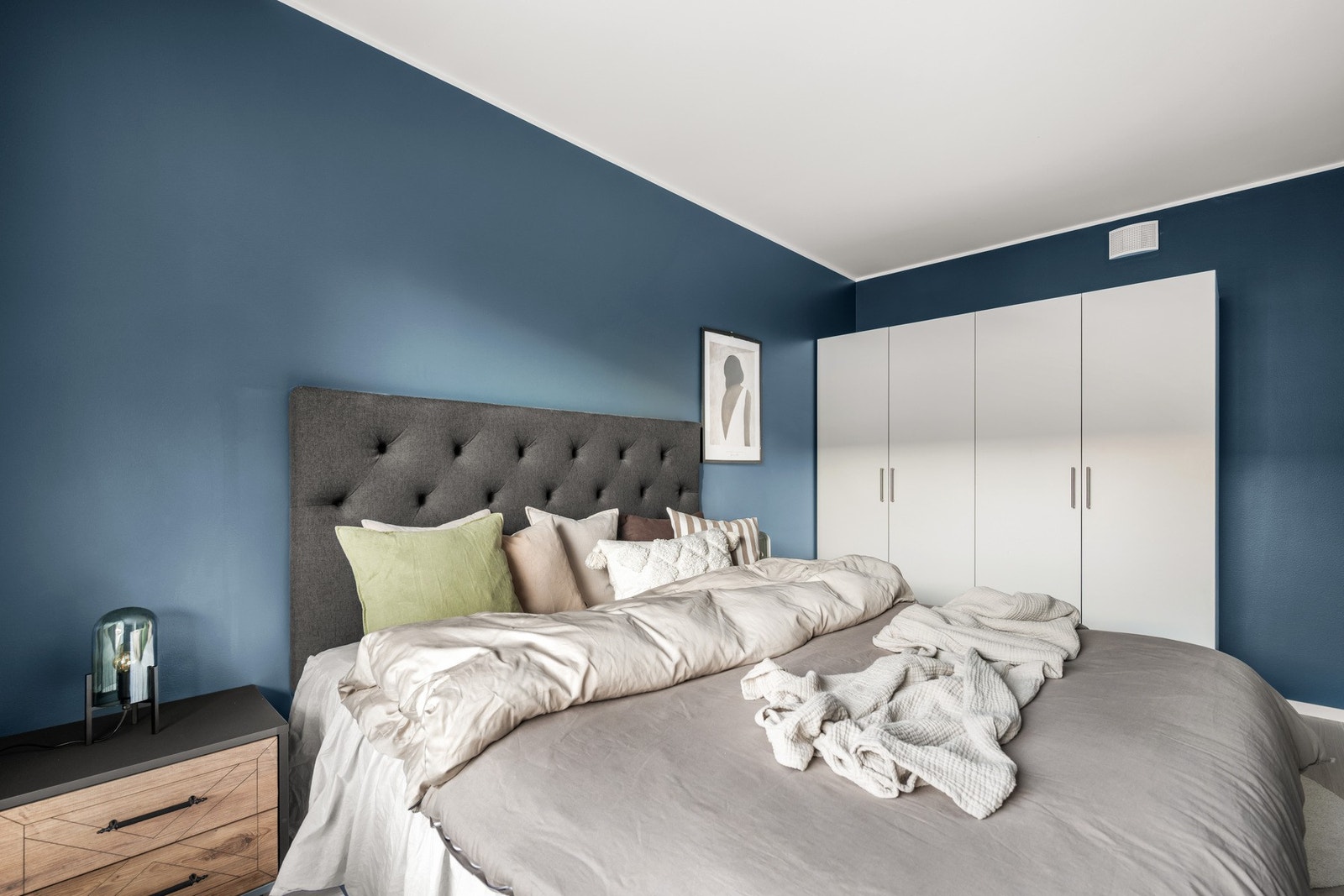 Her har du god plass til dobbeltseng, garderobe og annet ønsket møblement. Galleribilde