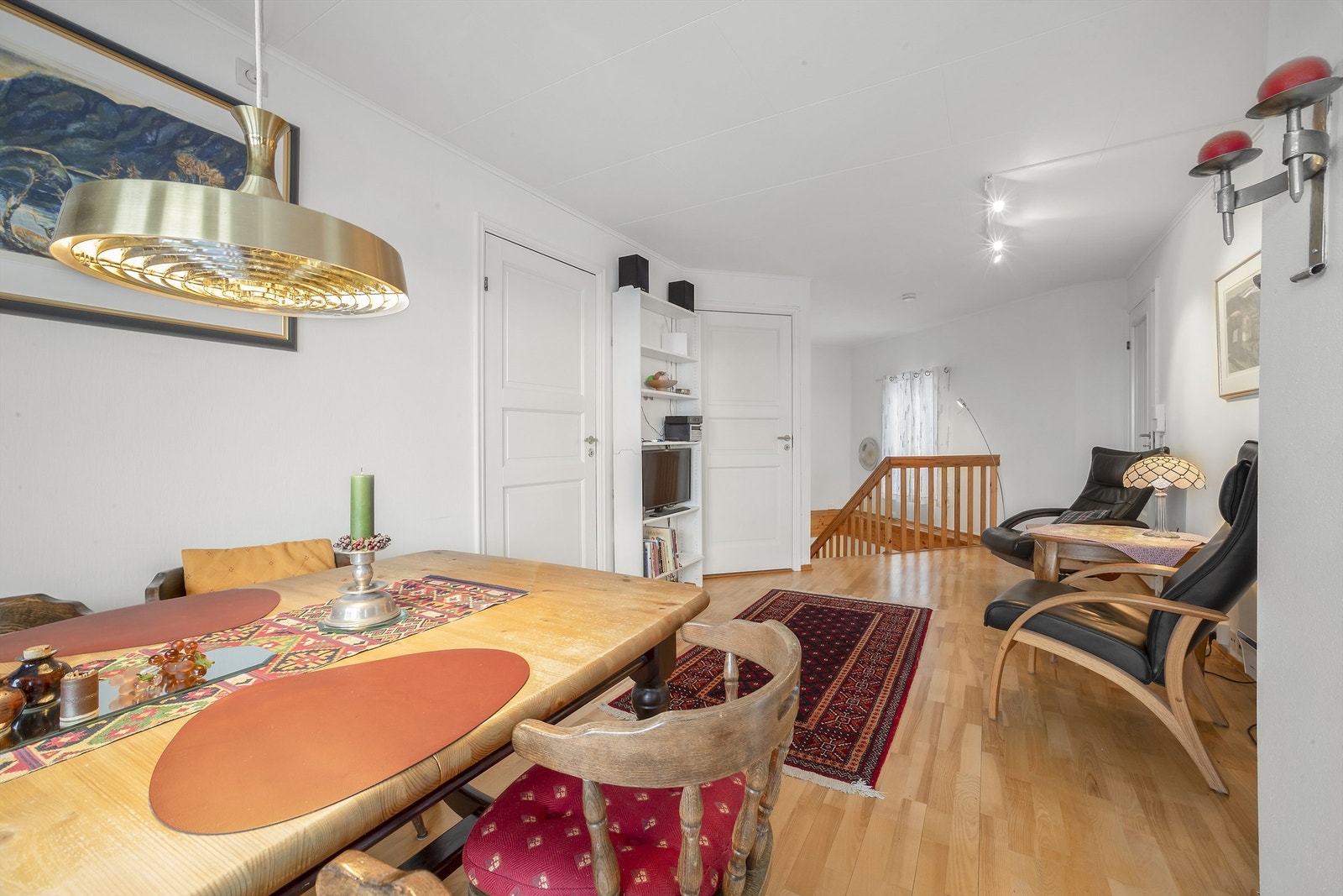 Spisebord og stoler kan plasseres i praktisk tilknytning til kjøkkenet Galleribilde