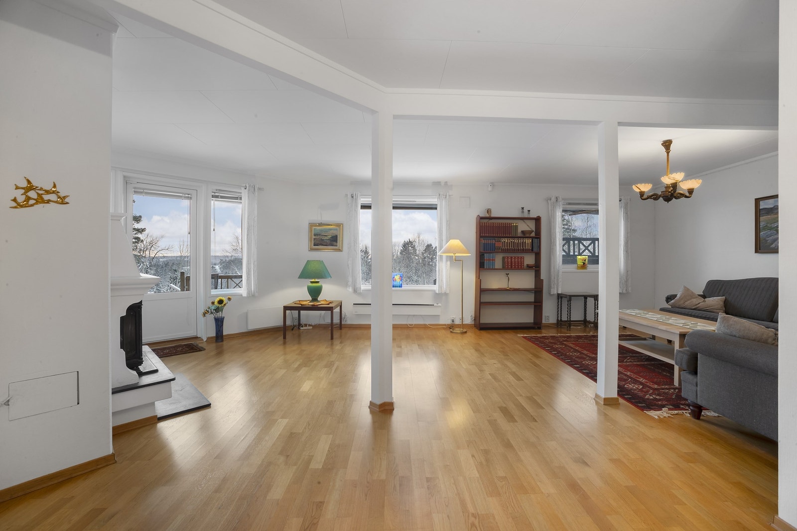 Store vindusflater slipper inn rikelig med naturlig lys Galleribilde